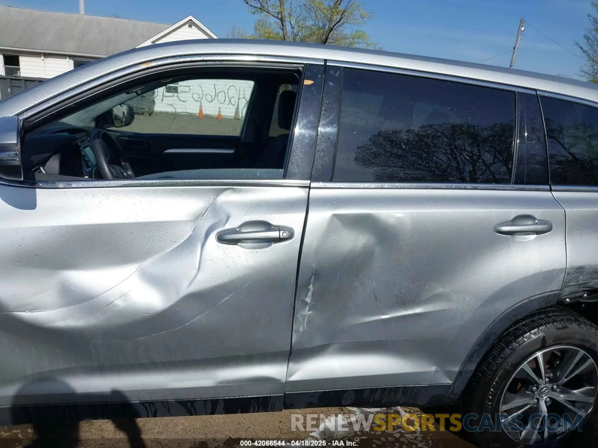 14 Photograph of a damaged car 5TDZARFH5KS056957 TOYOTA HIGHLANDER 2019
