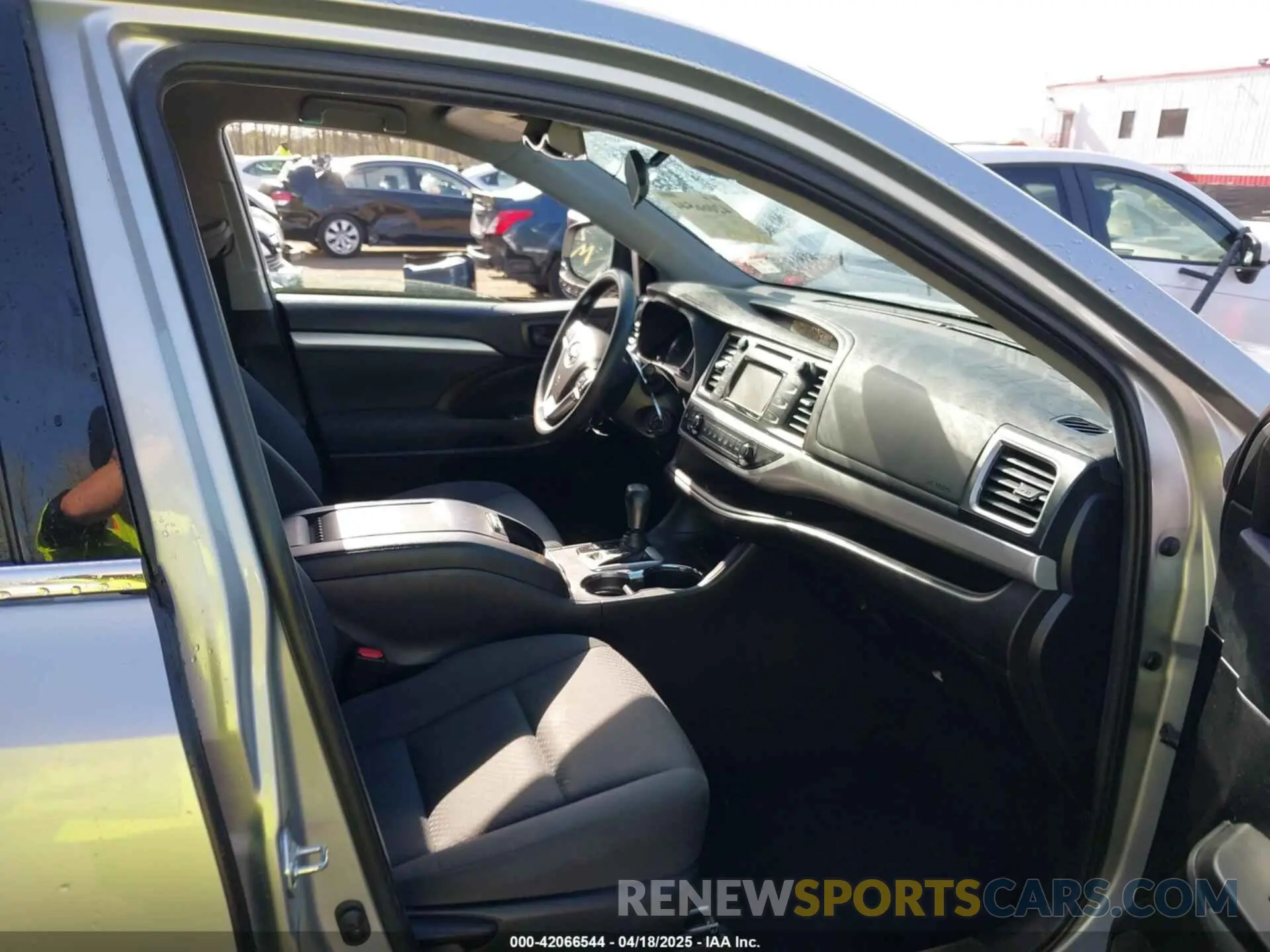 5 Photograph of a damaged car 5TDZARFH5KS056957 TOYOTA HIGHLANDER 2019