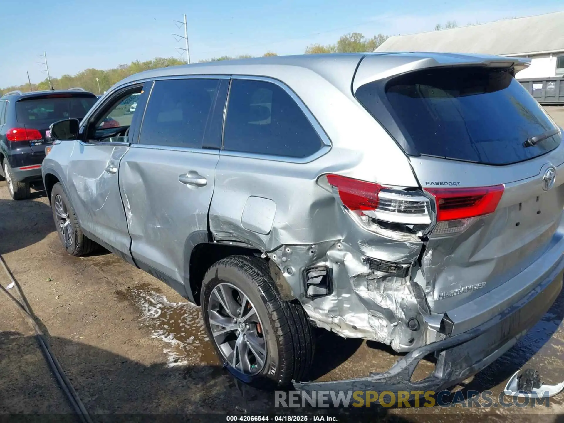 6 Photograph of a damaged car 5TDZARFH5KS056957 TOYOTA HIGHLANDER 2019