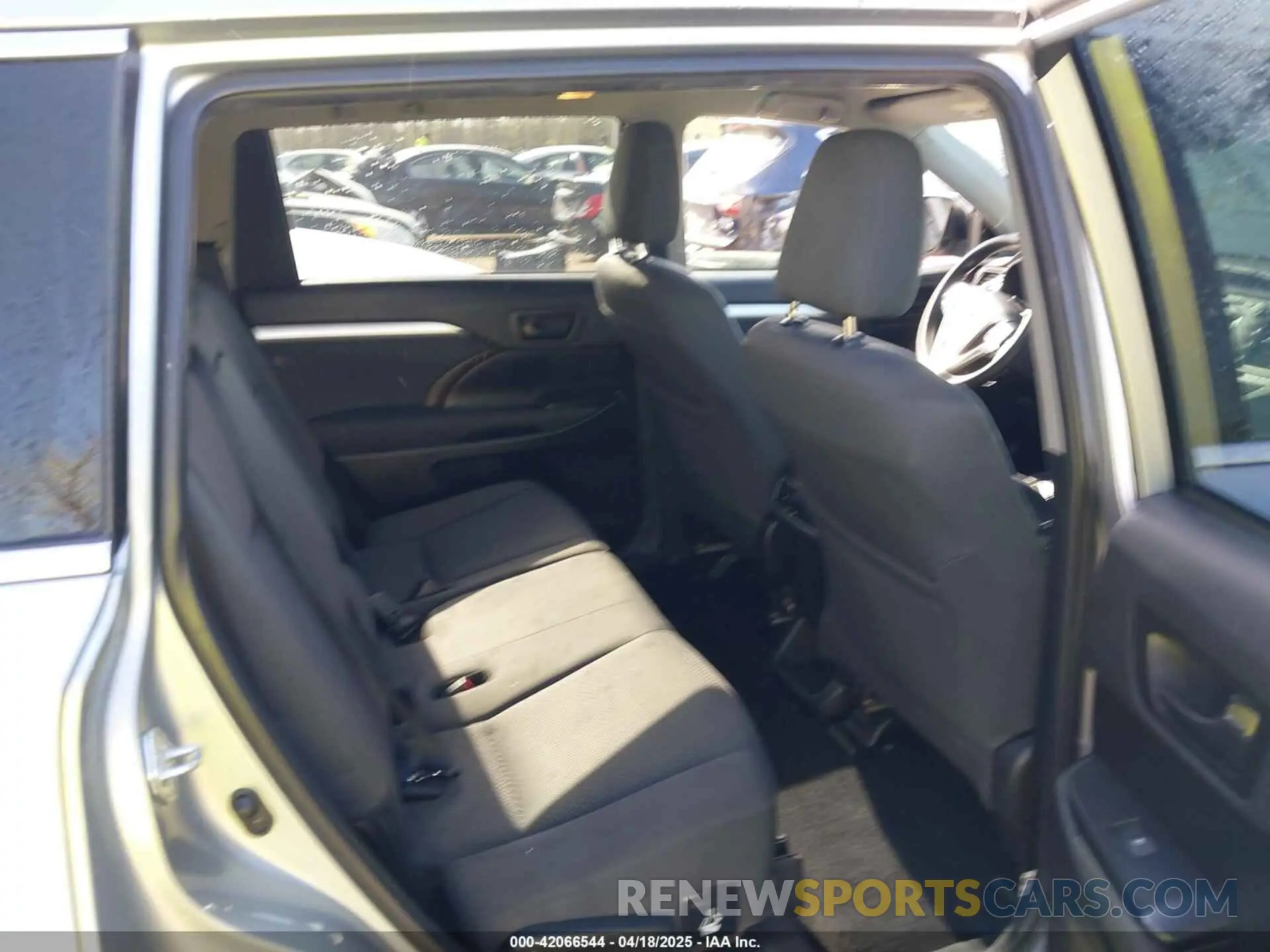 8 Photograph of a damaged car 5TDZARFH5KS056957 TOYOTA HIGHLANDER 2019