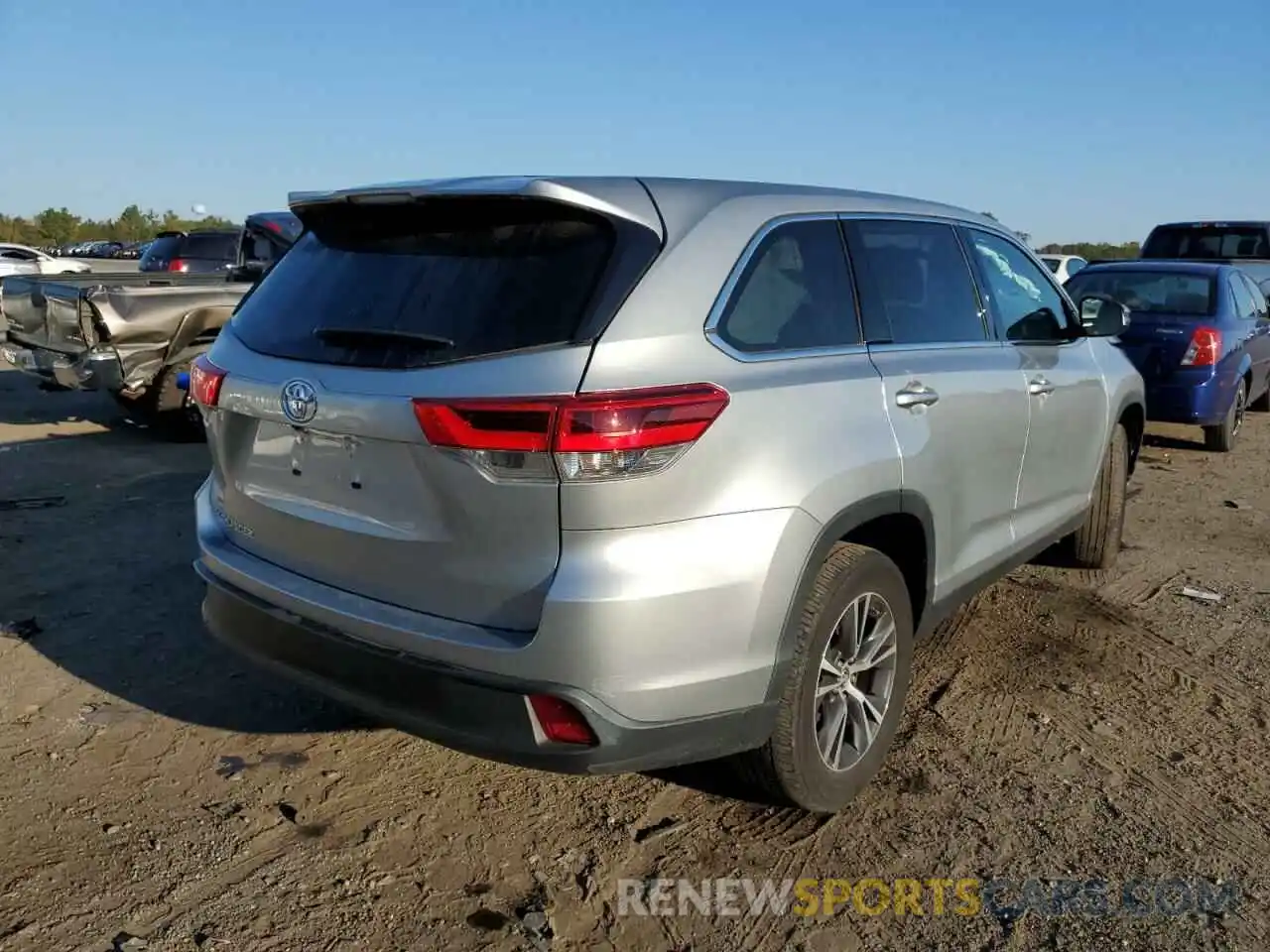 4 Photograph of a damaged car 5TDZARFH5KS059101 TOYOTA HIGHLANDER 2019