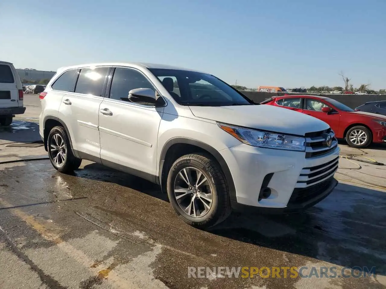 4 Photograph of a damaged car 5TDZARFH5KS059373 TOYOTA HIGHLANDER 2019