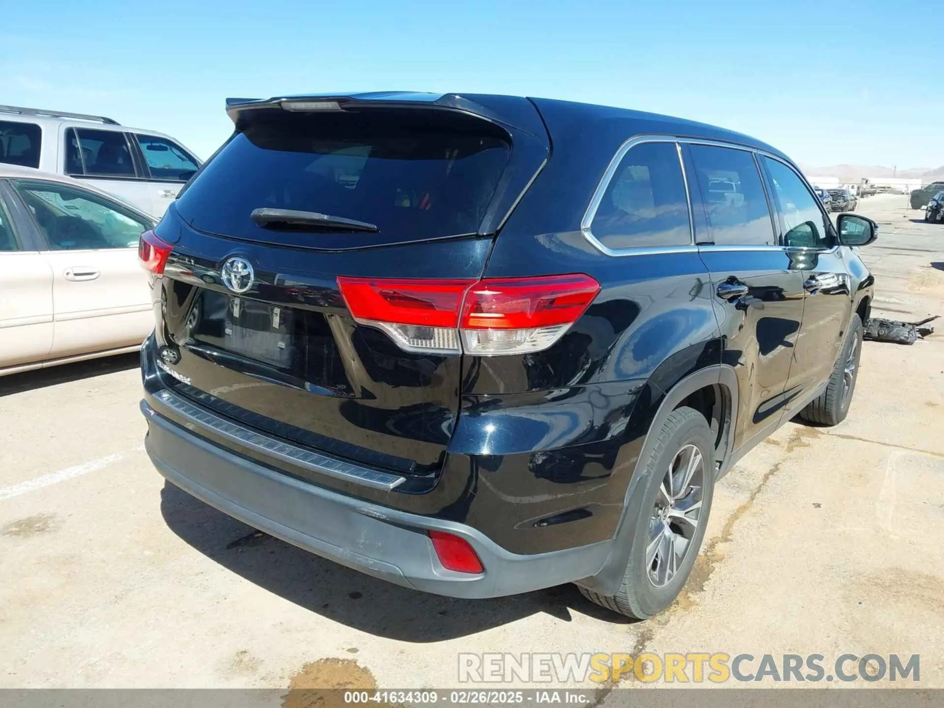 4 Photograph of a damaged car 5TDZARFH5KS060331 TOYOTA HIGHLANDER 2019