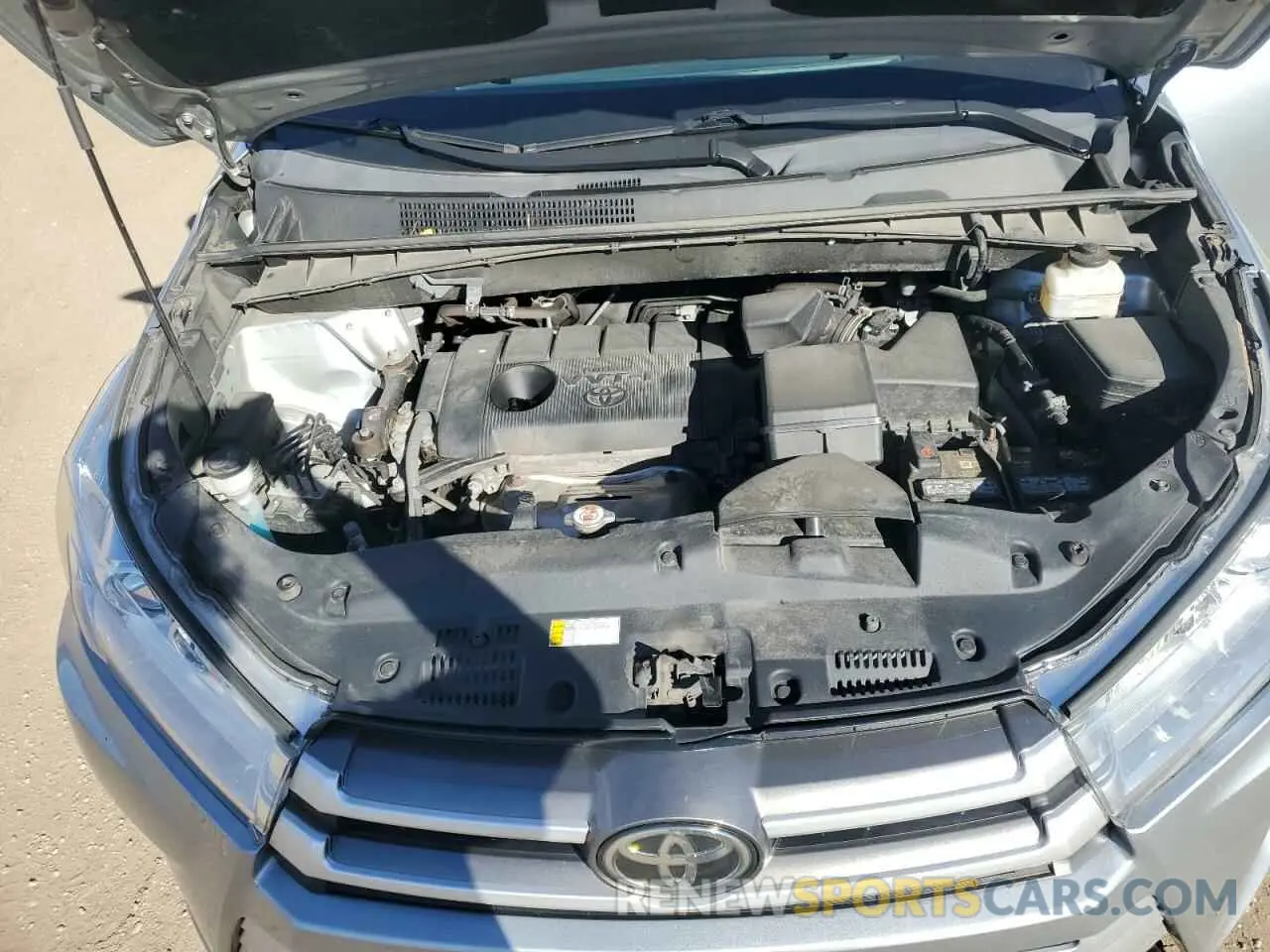 12 Photograph of a damaged car 5TDZARFH5KS061110 TOYOTA HIGHLANDER 2019