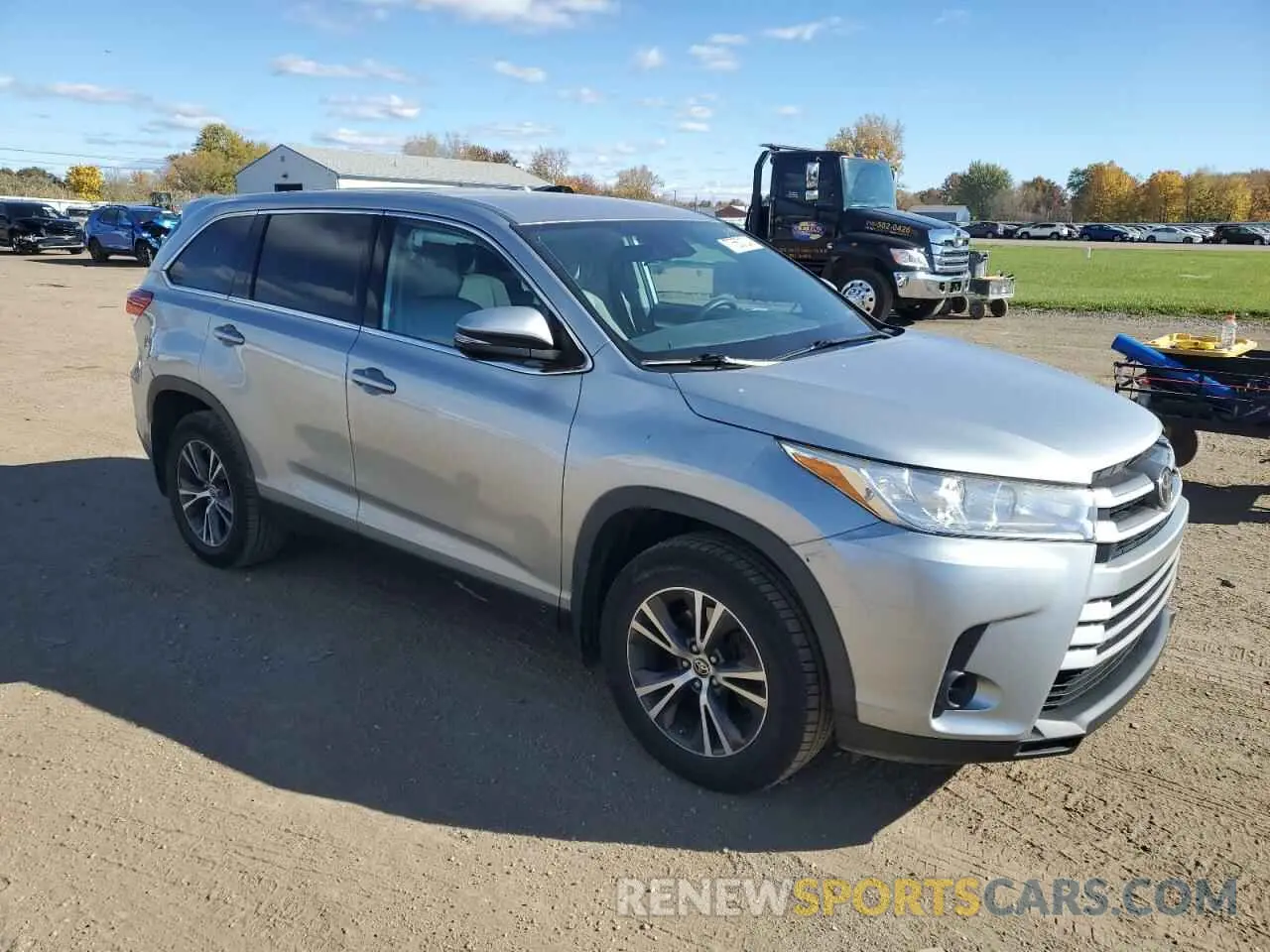 4 Photograph of a damaged car 5TDZARFH5KS061110 TOYOTA HIGHLANDER 2019