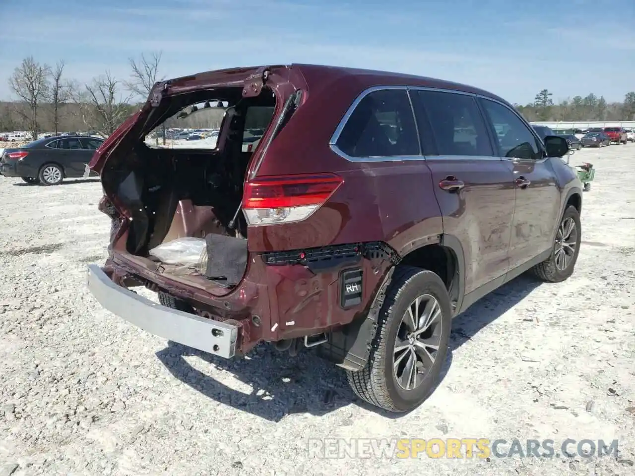 4 Photograph of a damaged car 5TDZARFH6KS042128 TOYOTA HIGHLANDER 2019