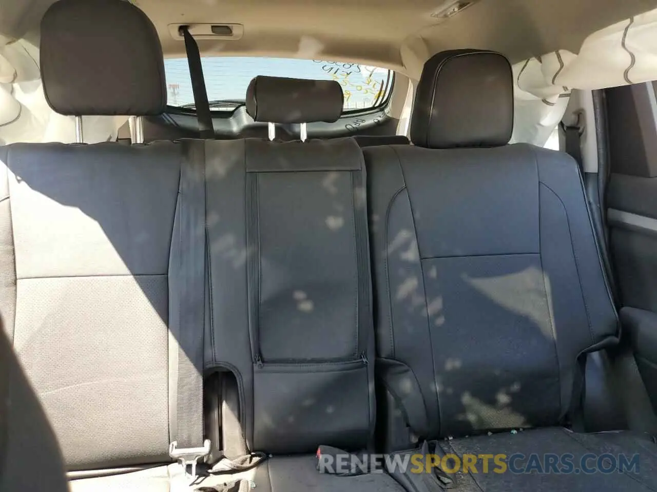 10 Photograph of a damaged car 5TDZARFH6KS042243 TOYOTA HIGHLANDER 2019