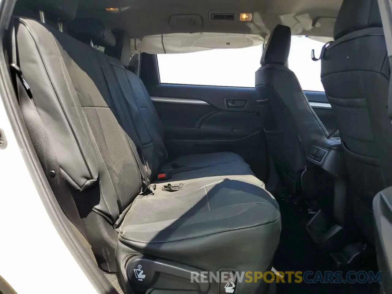 11 Photograph of a damaged car 5TDZARFH6KS042243 TOYOTA HIGHLANDER 2019