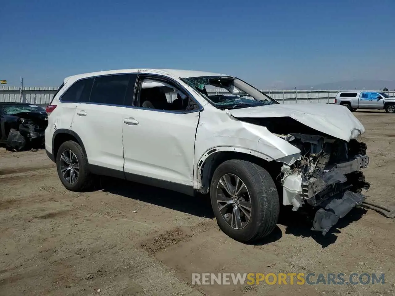 4 Photograph of a damaged car 5TDZARFH6KS042243 TOYOTA HIGHLANDER 2019
