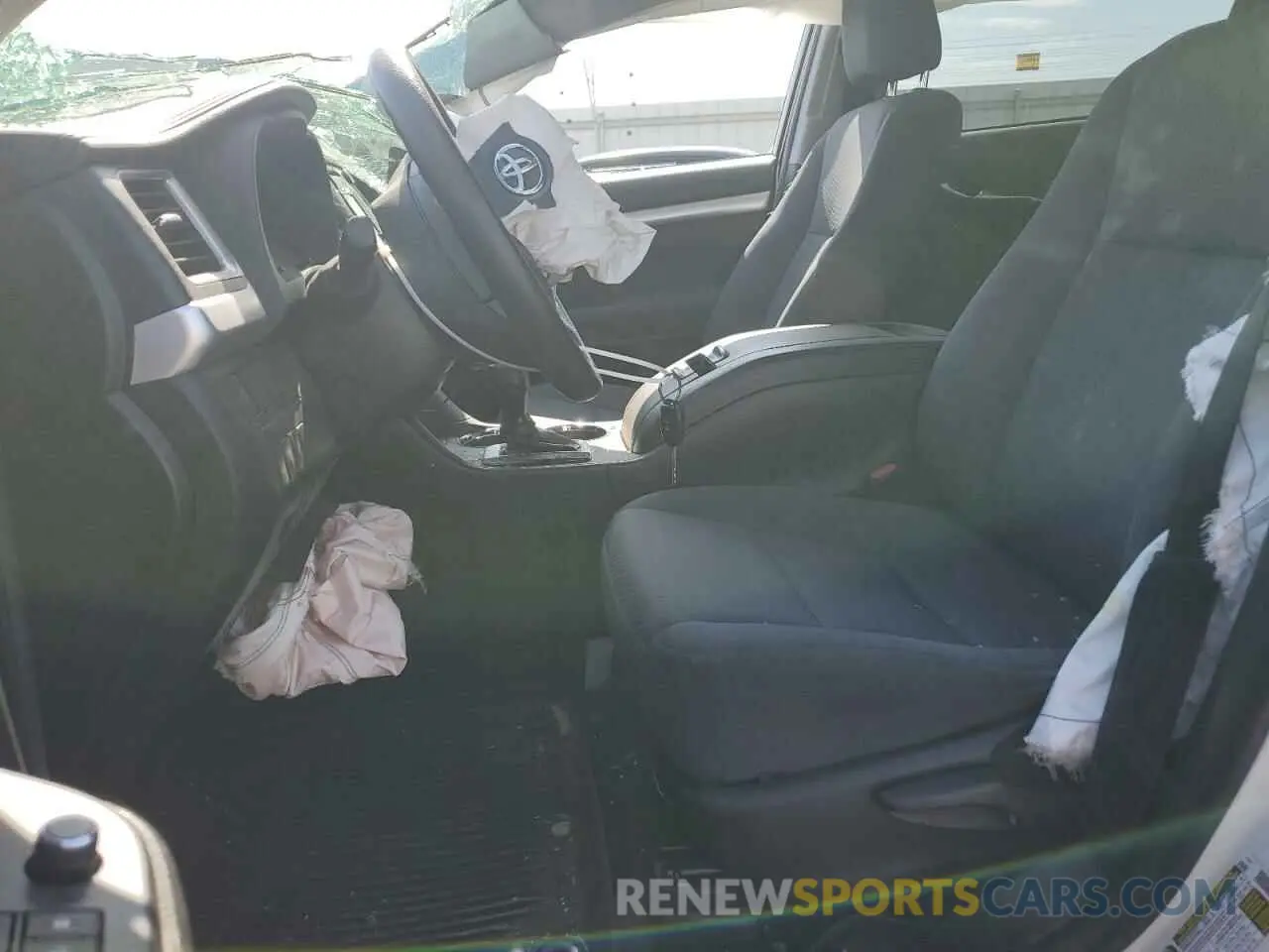 7 Photograph of a damaged car 5TDZARFH6KS042243 TOYOTA HIGHLANDER 2019
