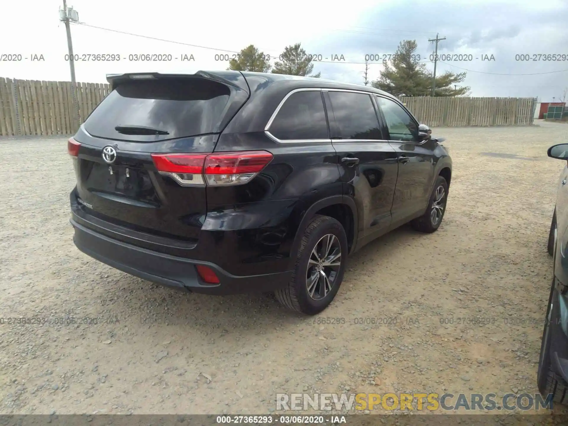 4 Photograph of a damaged car 5TDZARFH6KS042677 TOYOTA HIGHLANDER 2019