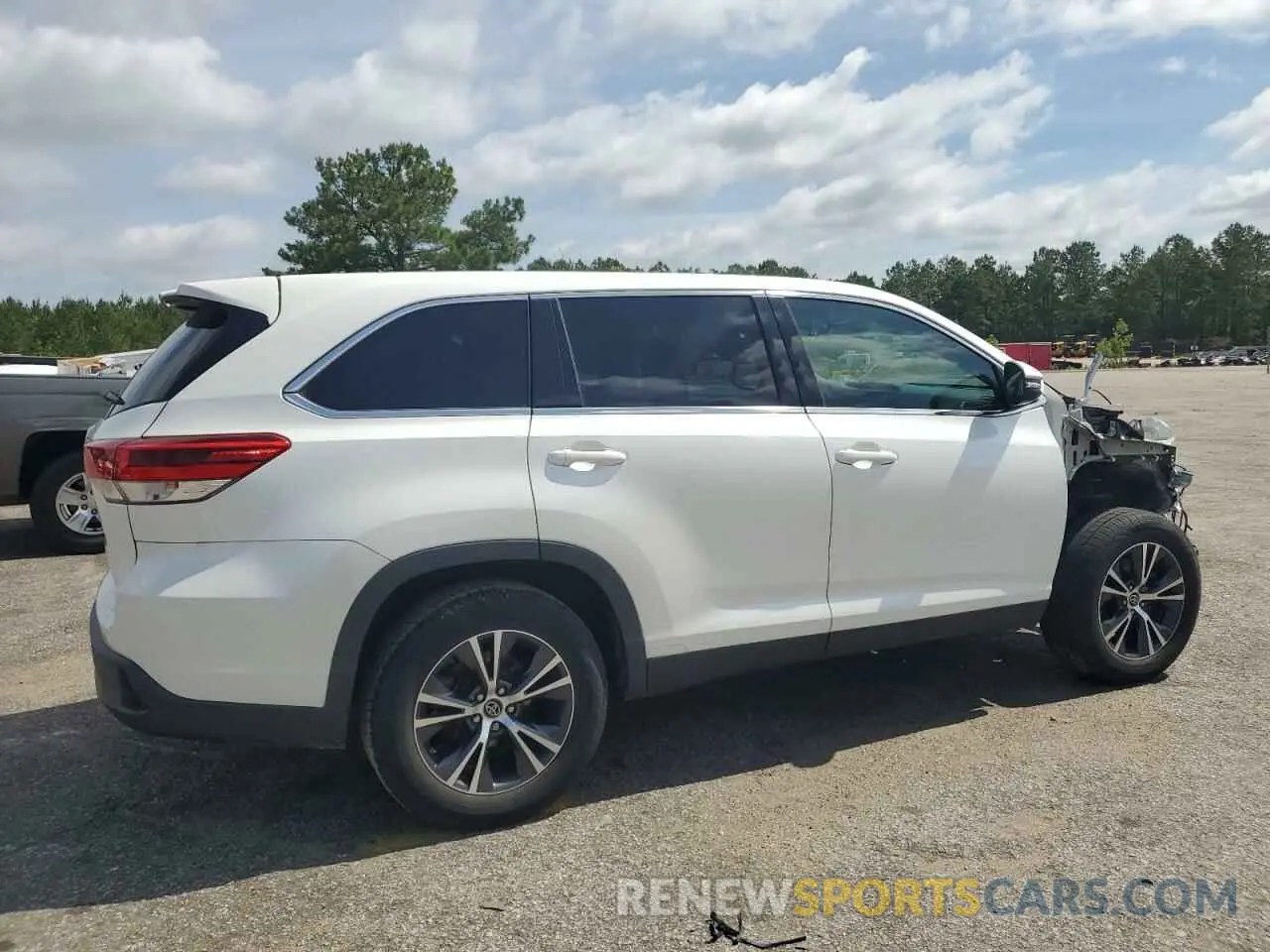 3 Photograph of a damaged car 5TDZARFH6KS042906 TOYOTA HIGHLANDER 2019