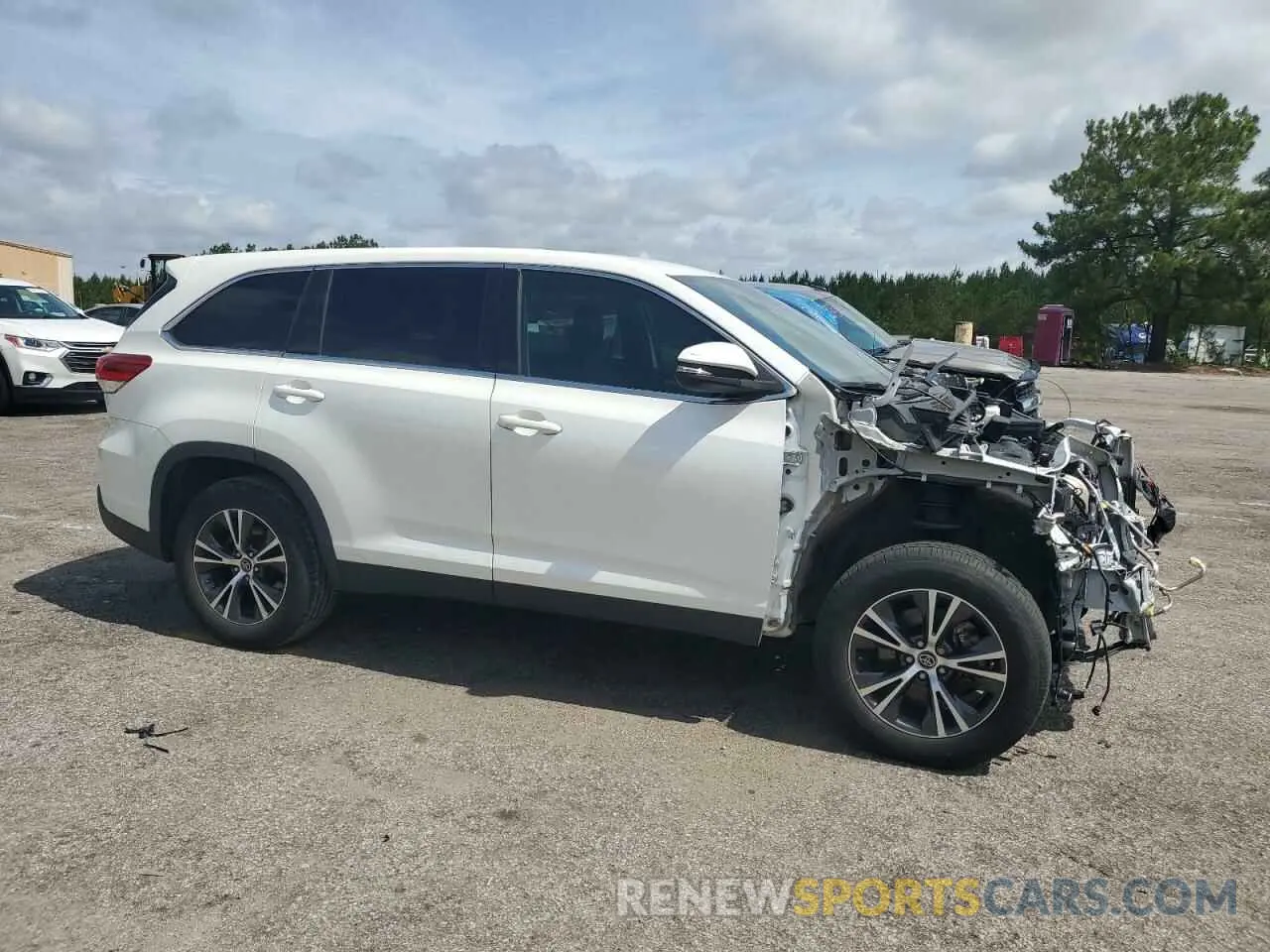 4 Photograph of a damaged car 5TDZARFH6KS042906 TOYOTA HIGHLANDER 2019