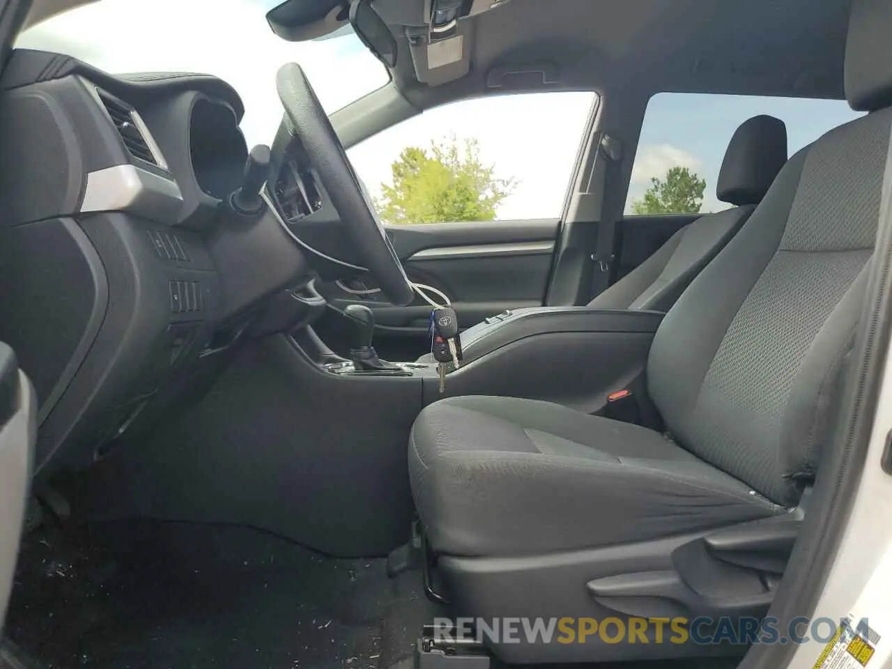 7 Photograph of a damaged car 5TDZARFH6KS042906 TOYOTA HIGHLANDER 2019