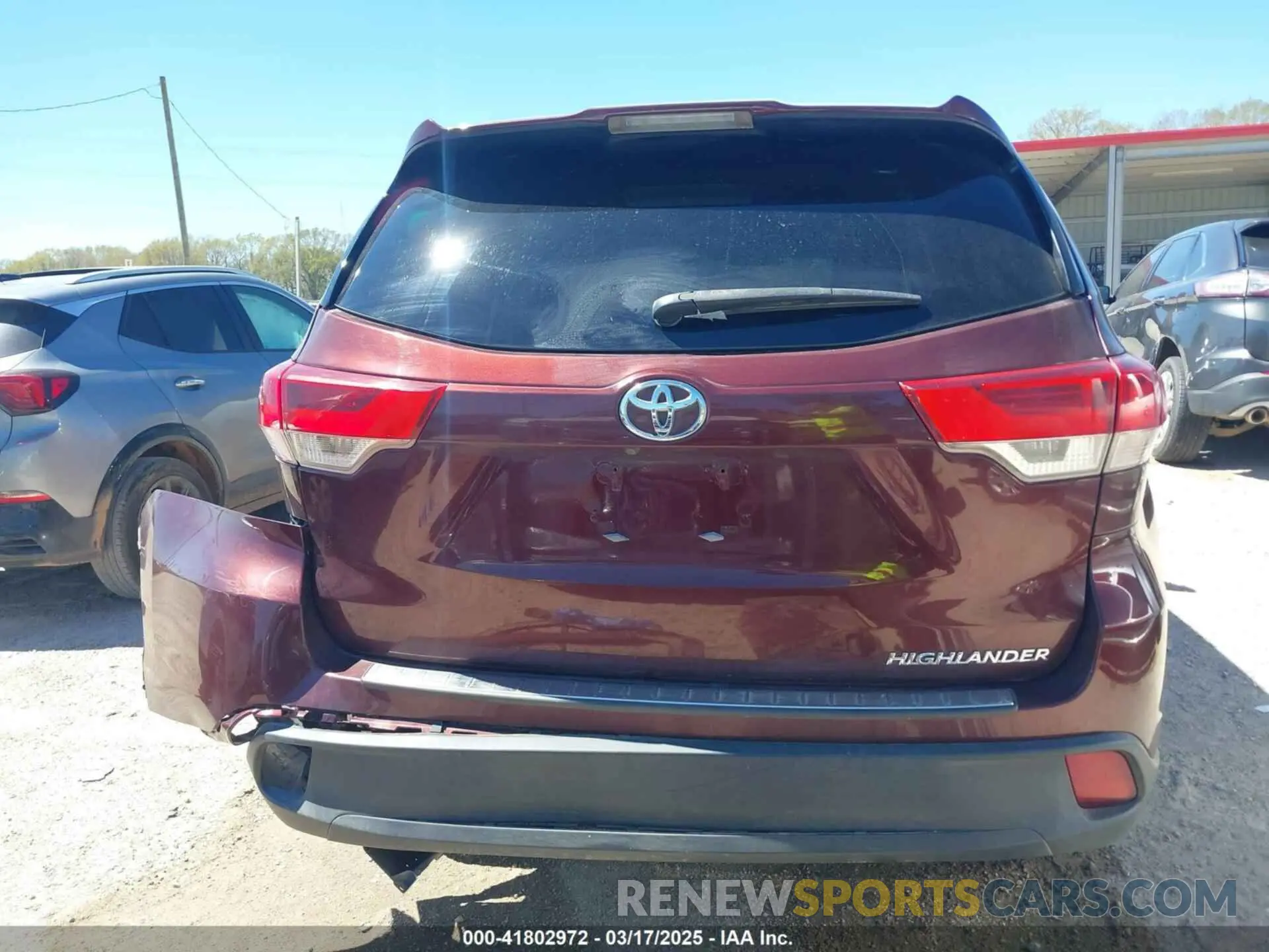 17 Photograph of a damaged car 5TDZARFH6KS043814 TOYOTA HIGHLANDER 2019