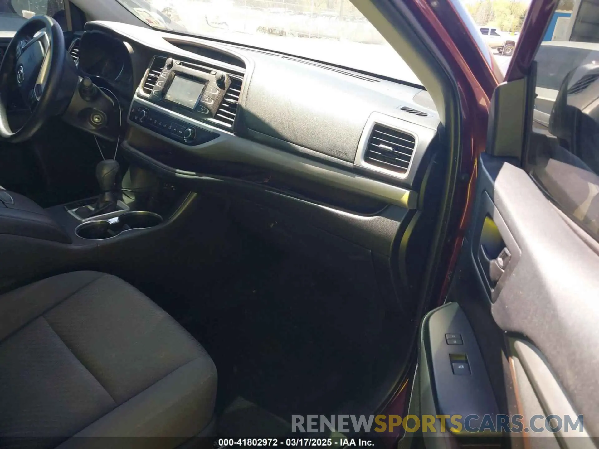 5 Photograph of a damaged car 5TDZARFH6KS043814 TOYOTA HIGHLANDER 2019