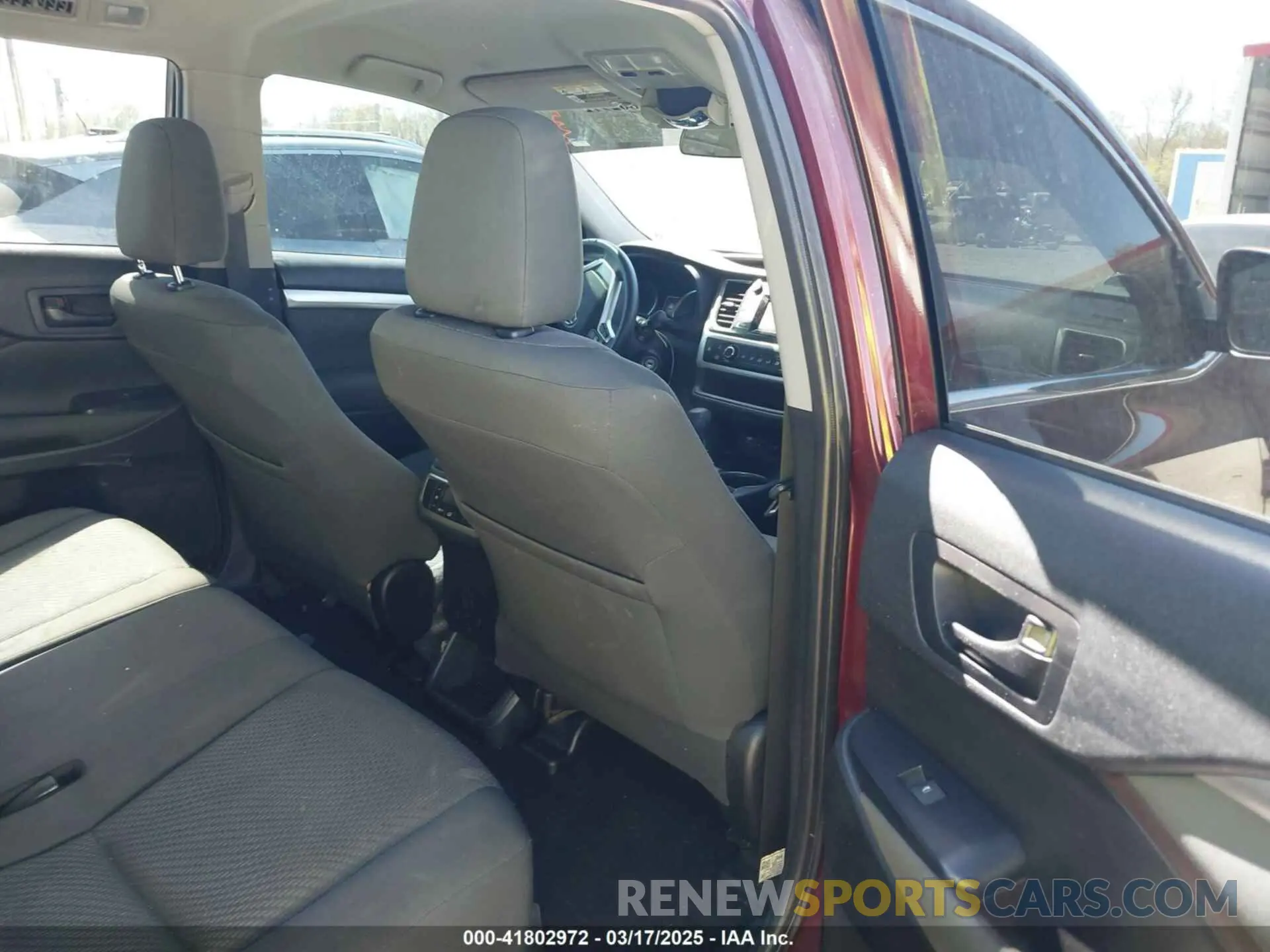 8 Photograph of a damaged car 5TDZARFH6KS043814 TOYOTA HIGHLANDER 2019