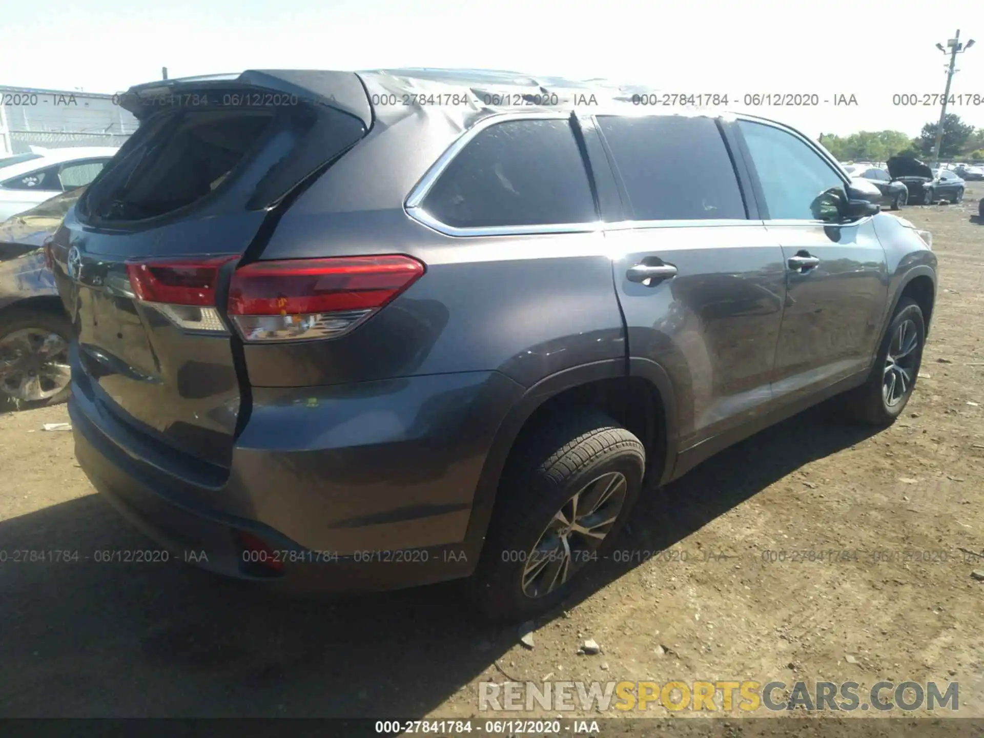 4 Photograph of a damaged car 5TDZARFH6KS043912 TOYOTA HIGHLANDER 2019