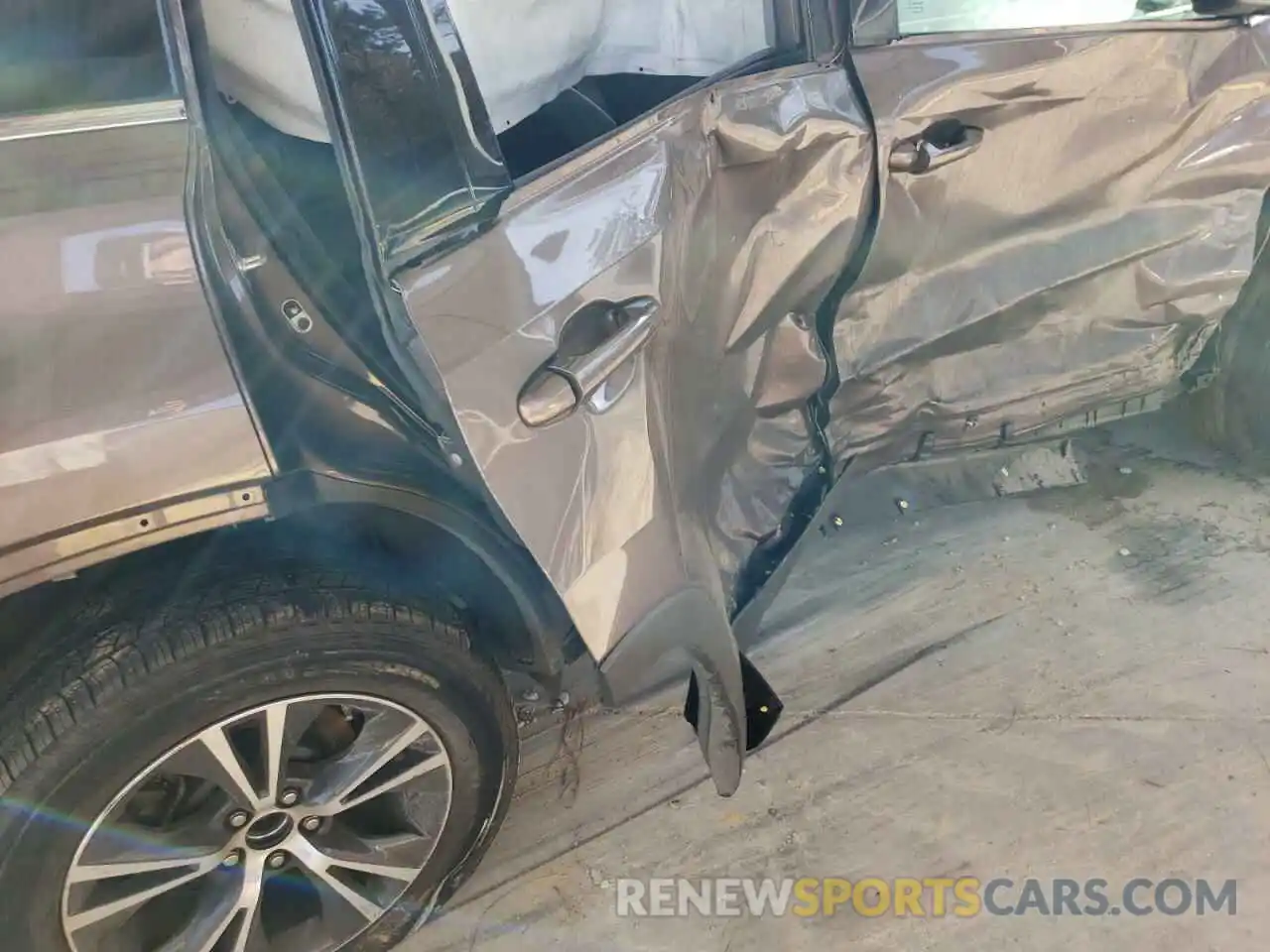 13 Photograph of a damaged car 5TDZARFH6KS044266 TOYOTA HIGHLANDER 2019