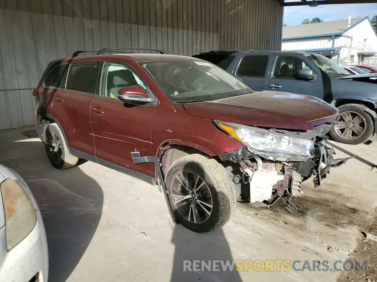 4 Photograph of a damaged car 5TDZARFH6KS044820 TOYOTA HIGHLANDER 2019