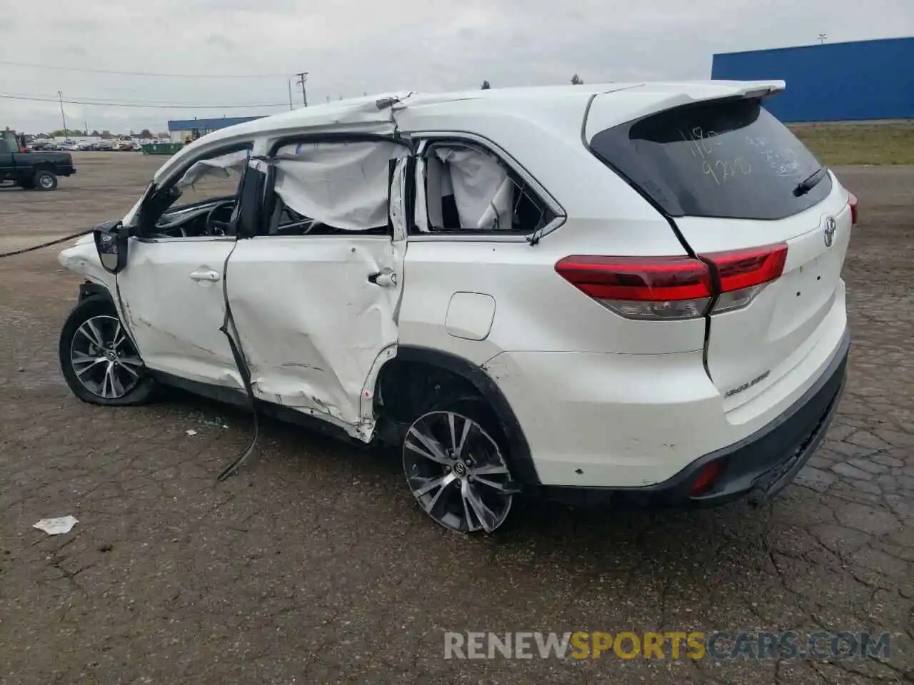 2 Photograph of a damaged car 5TDZARFH6KS044977 TOYOTA HIGHLANDER 2019