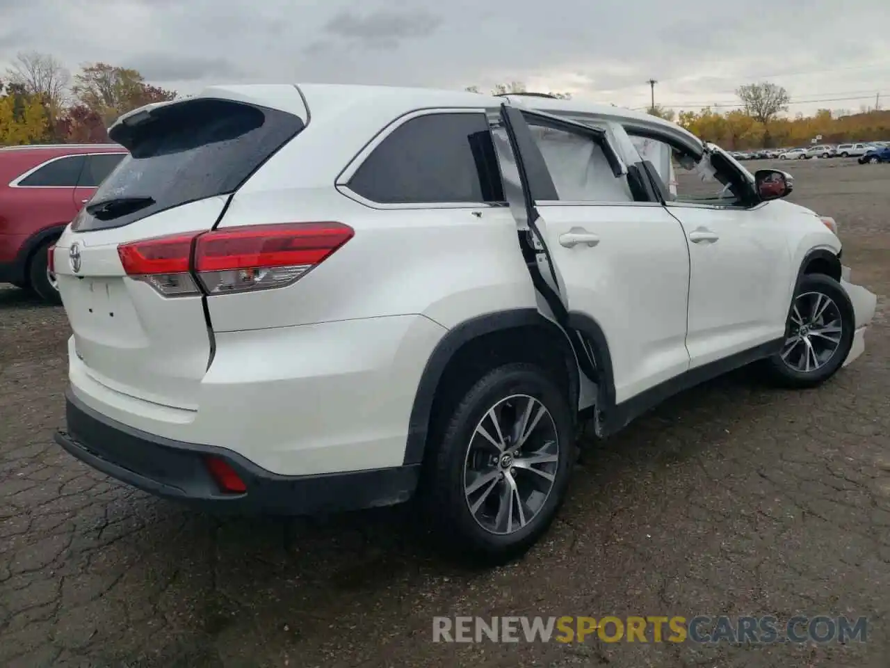 3 Photograph of a damaged car 5TDZARFH6KS044977 TOYOTA HIGHLANDER 2019