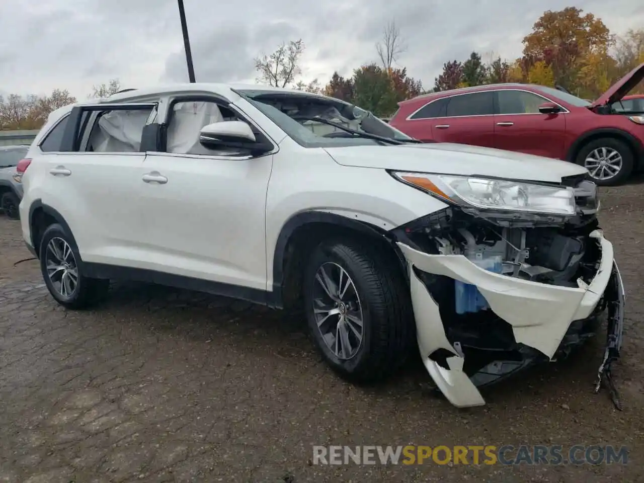 4 Photograph of a damaged car 5TDZARFH6KS044977 TOYOTA HIGHLANDER 2019