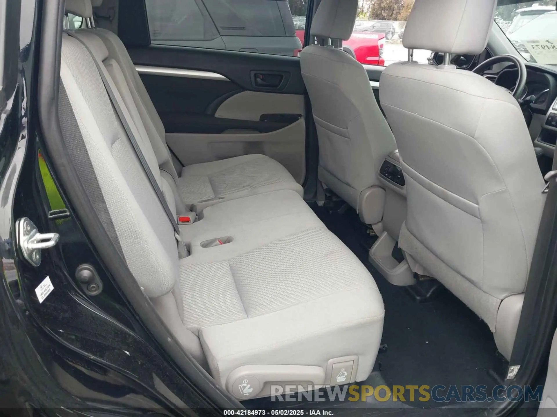 8 Photograph of a damaged car 5TDZARFH6KS046423 TOYOTA HIGHLANDER 2019