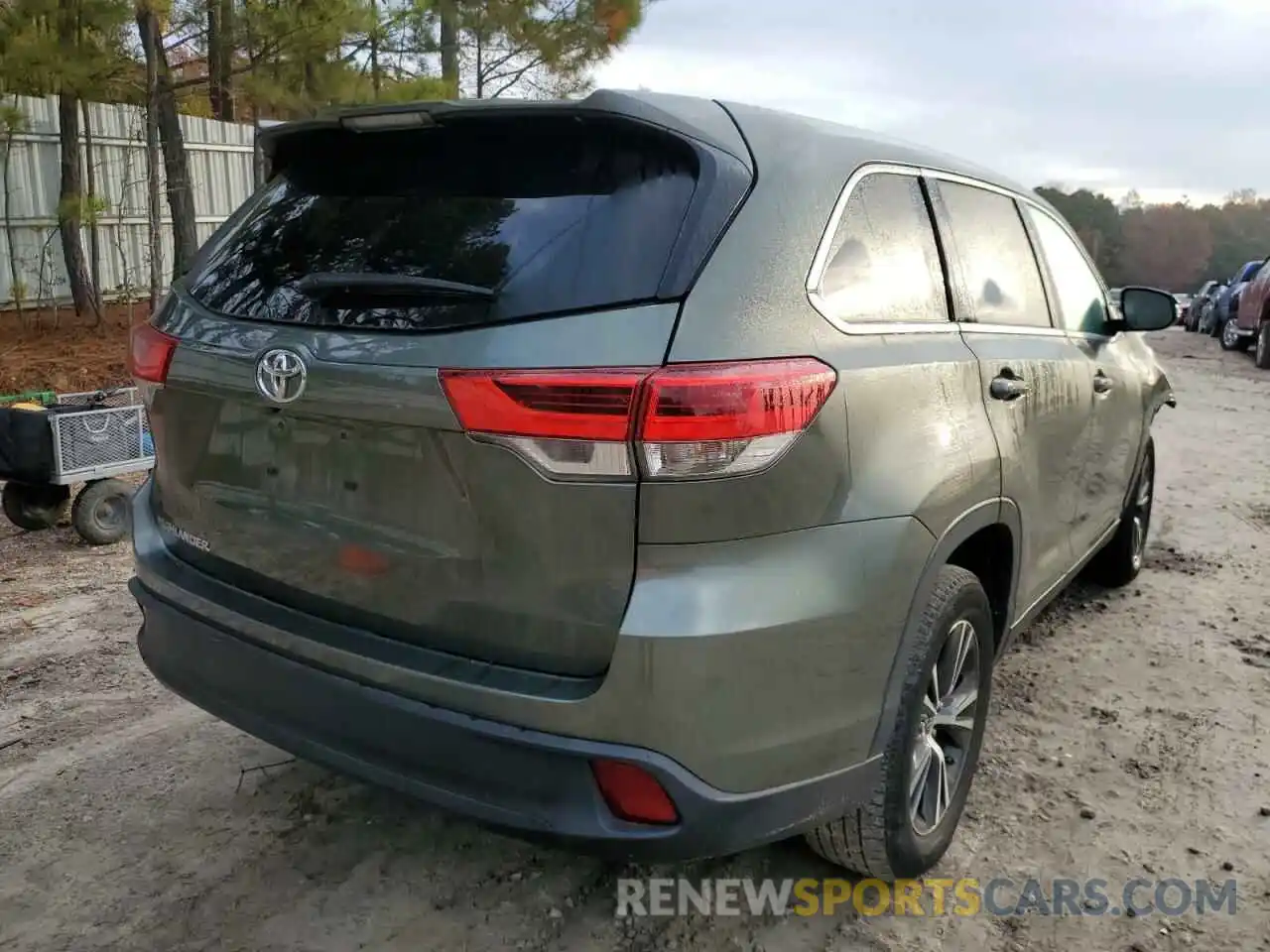 4 Photograph of a damaged car 5TDZARFH6KS047880 TOYOTA HIGHLANDER 2019