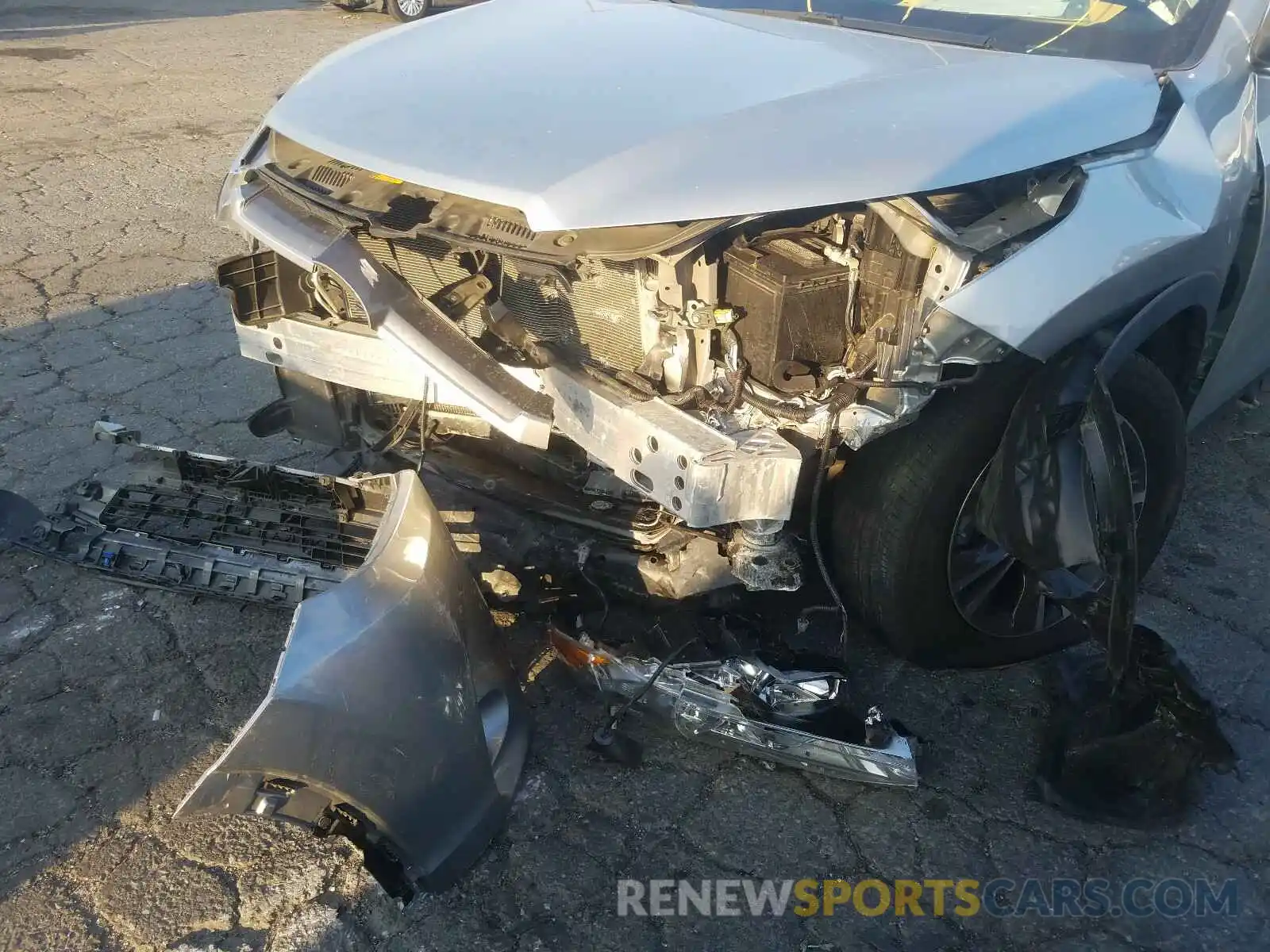 9 Photograph of a damaged car 5TDZARFH6KS049077 TOYOTA HIGHLANDER 2019