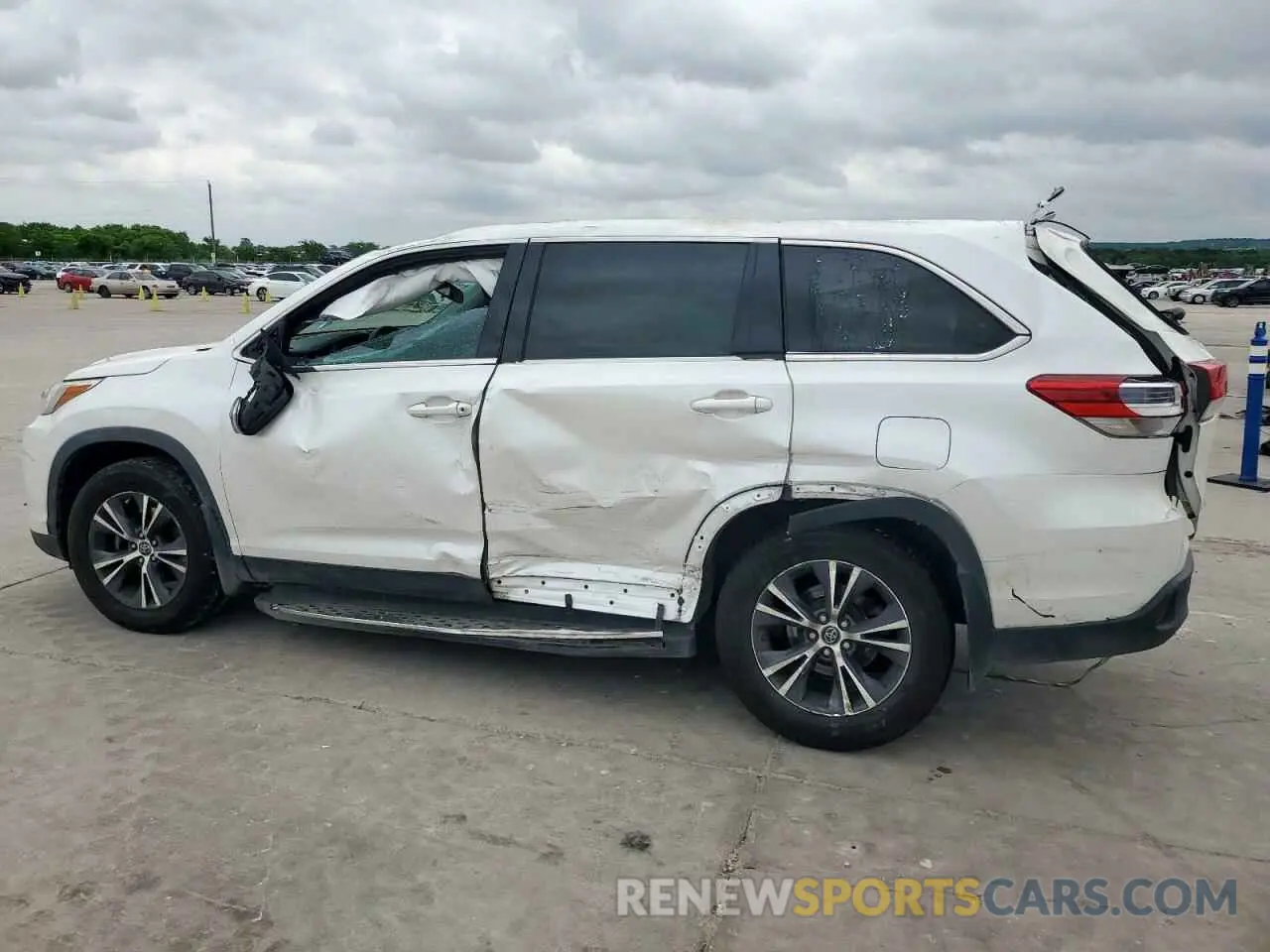2 Photograph of a damaged car 5TDZARFH6KS051881 TOYOTA HIGHLANDER 2019