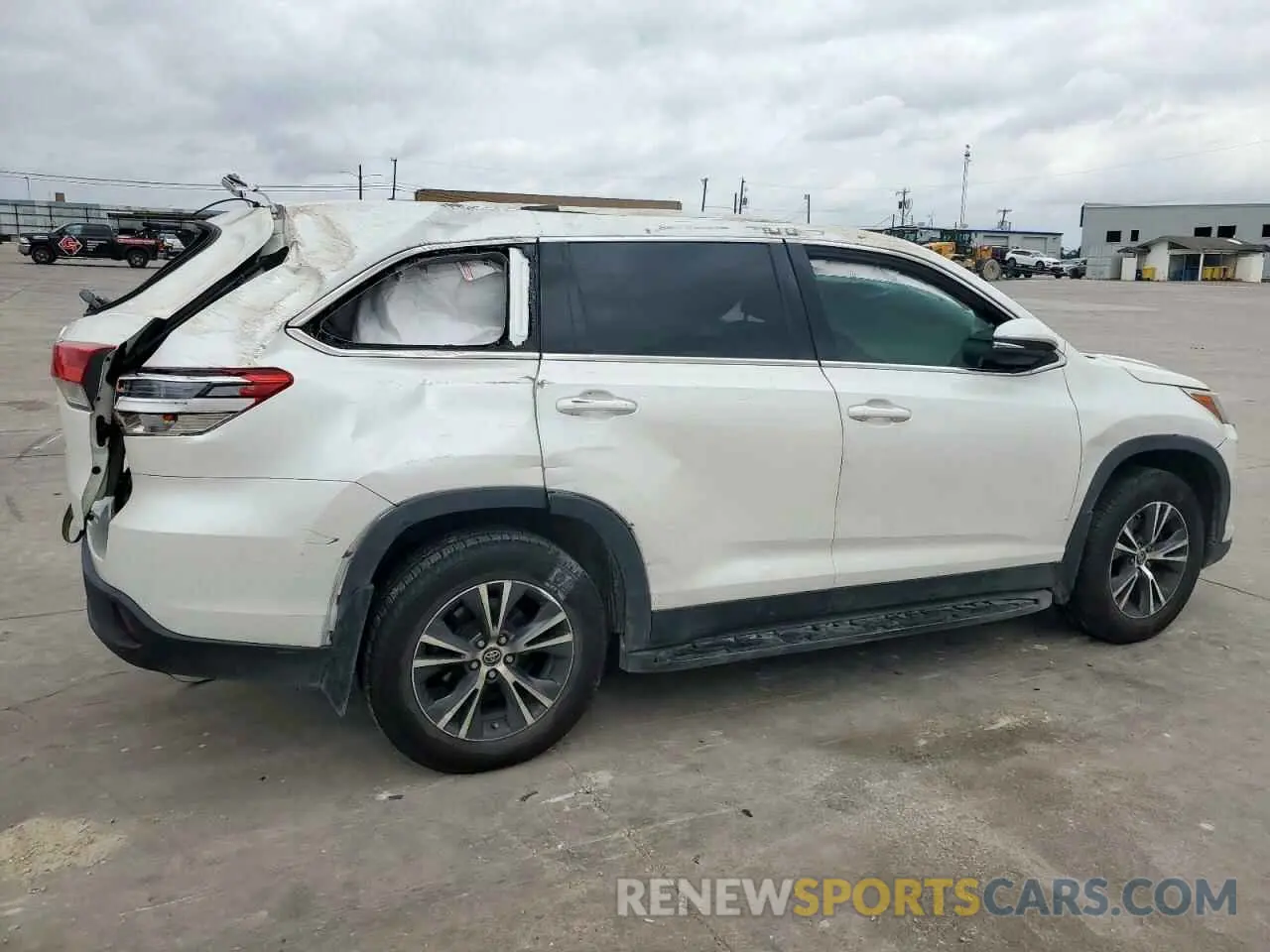 3 Photograph of a damaged car 5TDZARFH6KS051881 TOYOTA HIGHLANDER 2019