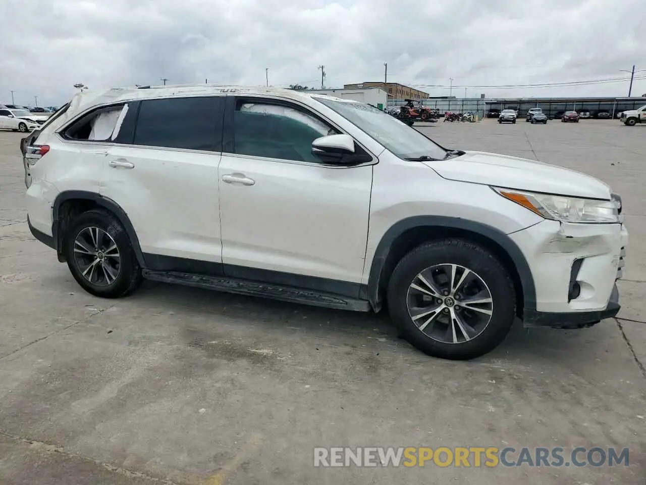 4 Photograph of a damaged car 5TDZARFH6KS051881 TOYOTA HIGHLANDER 2019