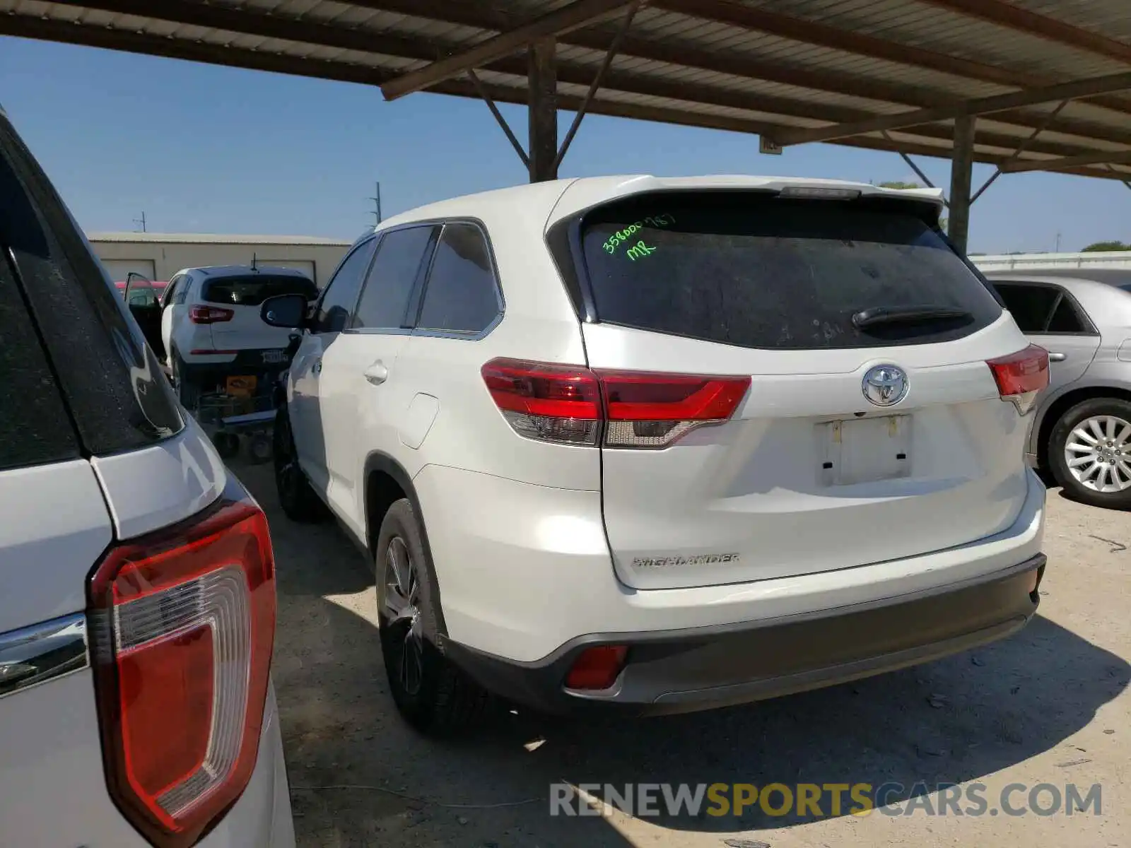 3 Photograph of a damaged car 5TDZARFH6KS054232 TOYOTA HIGHLANDER 2019