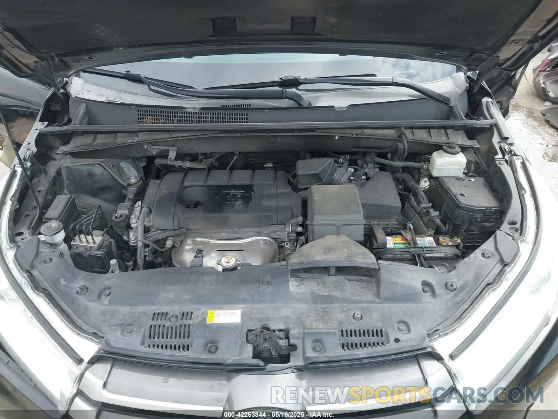 10 Photograph of a damaged car 5TDZARFH6KS055901 TOYOTA HIGHLANDER 2019