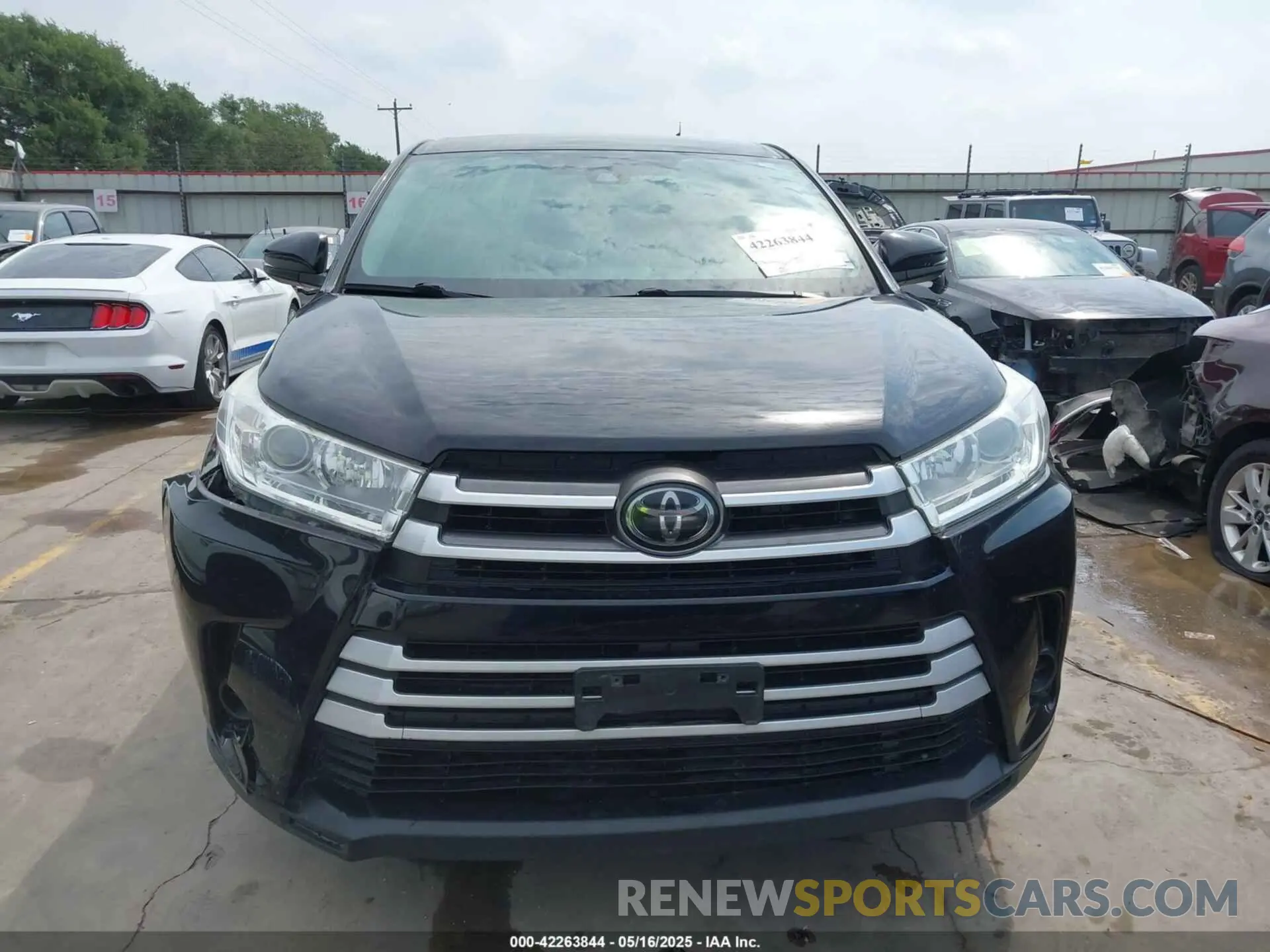 13 Photograph of a damaged car 5TDZARFH6KS055901 TOYOTA HIGHLANDER 2019