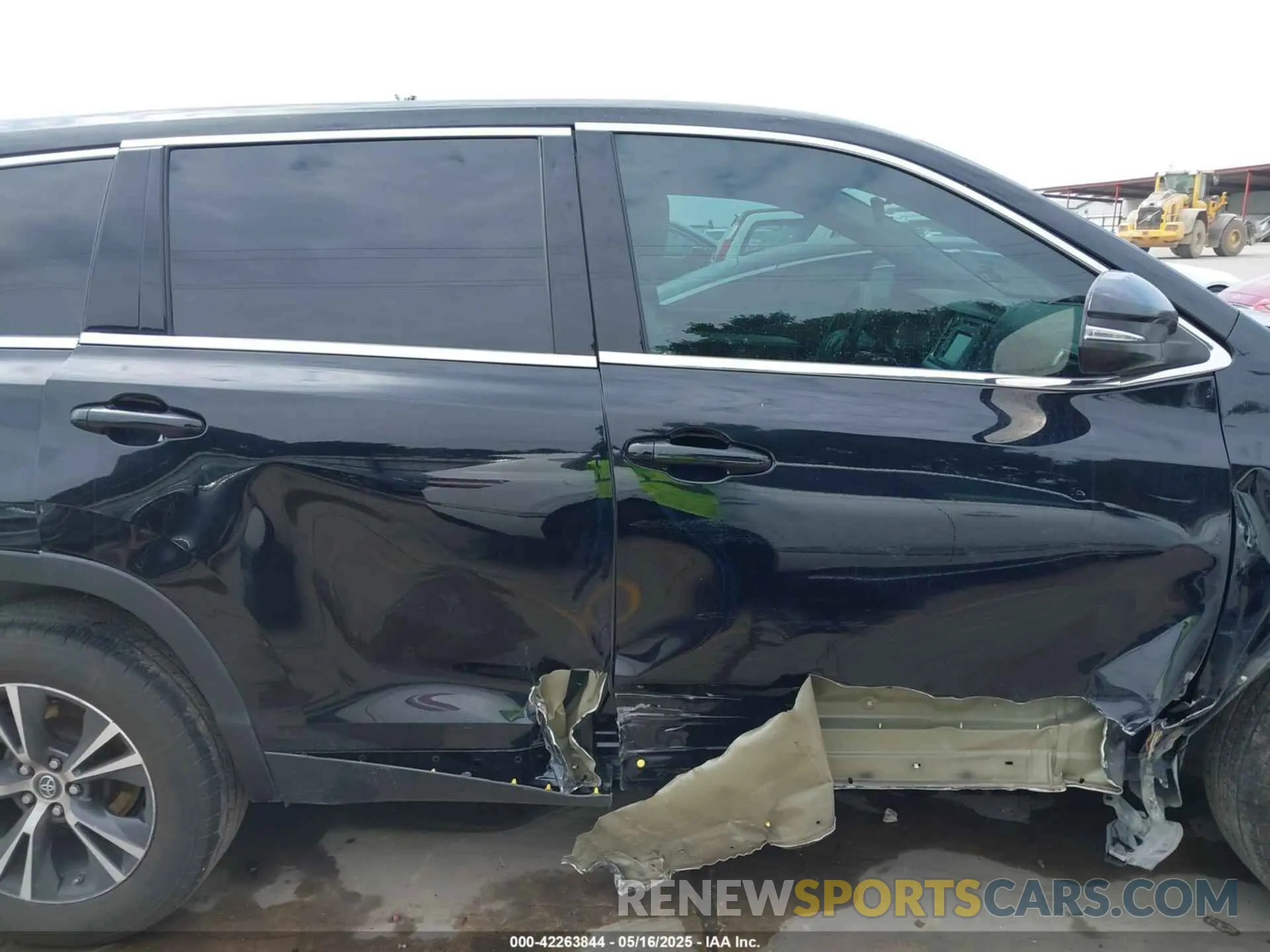 14 Photograph of a damaged car 5TDZARFH6KS055901 TOYOTA HIGHLANDER 2019