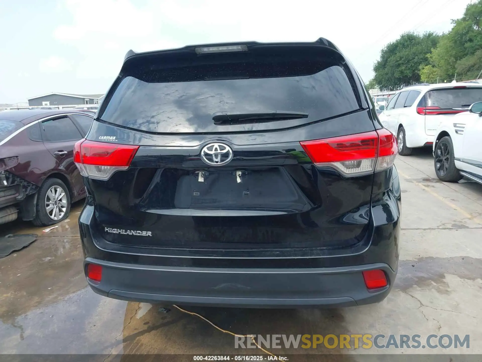 17 Photograph of a damaged car 5TDZARFH6KS055901 TOYOTA HIGHLANDER 2019