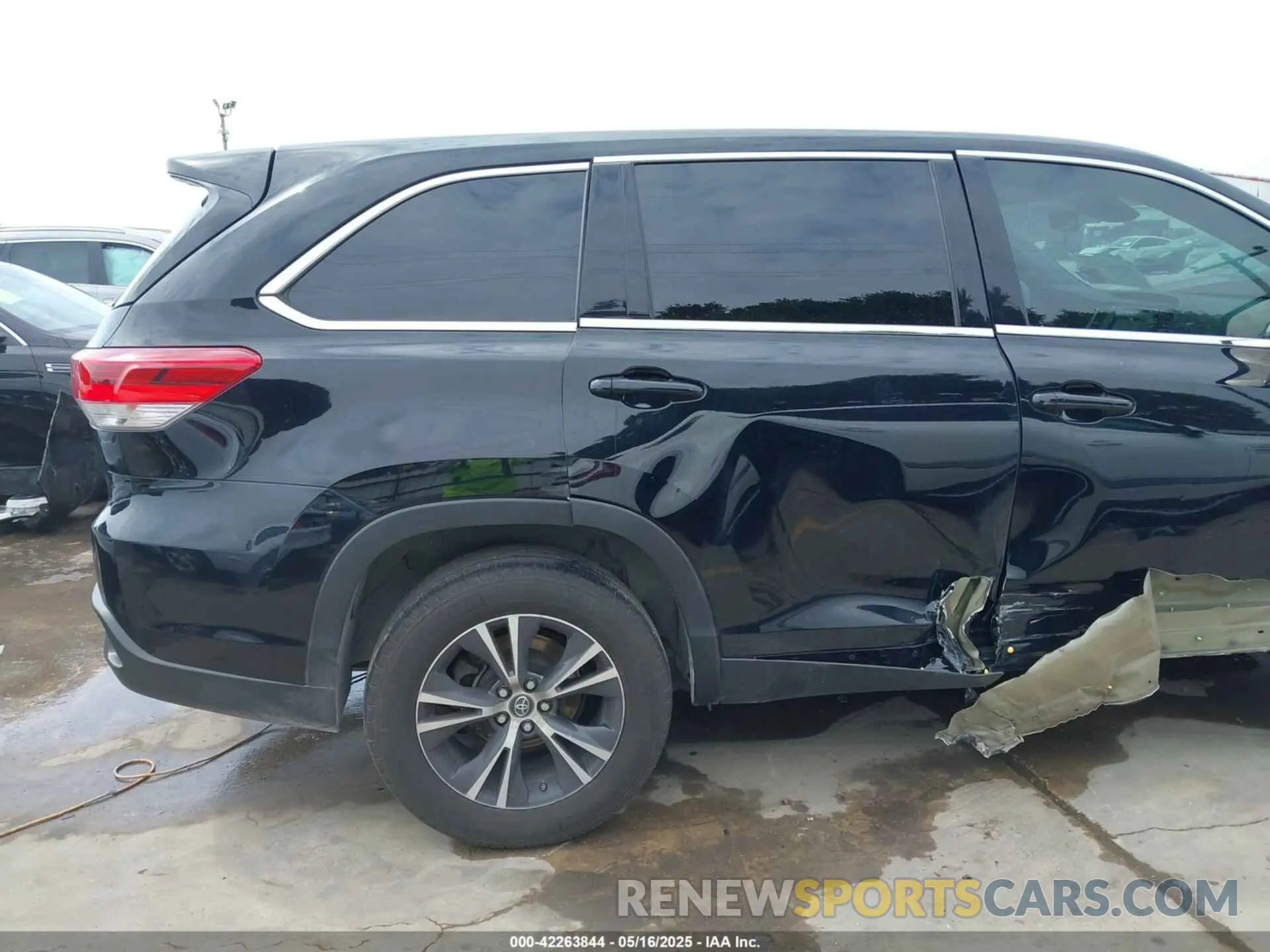 19 Photograph of a damaged car 5TDZARFH6KS055901 TOYOTA HIGHLANDER 2019