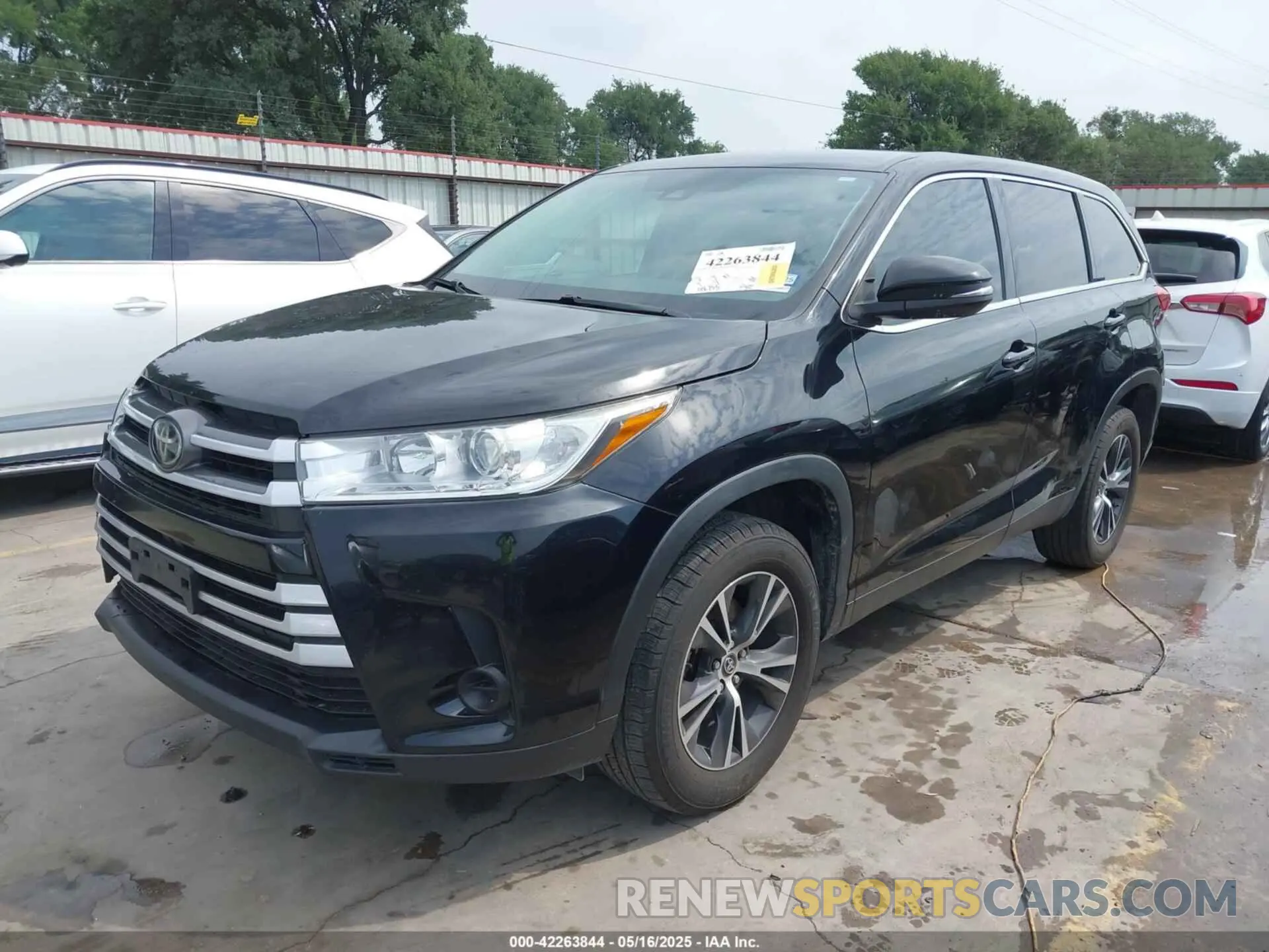 2 Photograph of a damaged car 5TDZARFH6KS055901 TOYOTA HIGHLANDER 2019