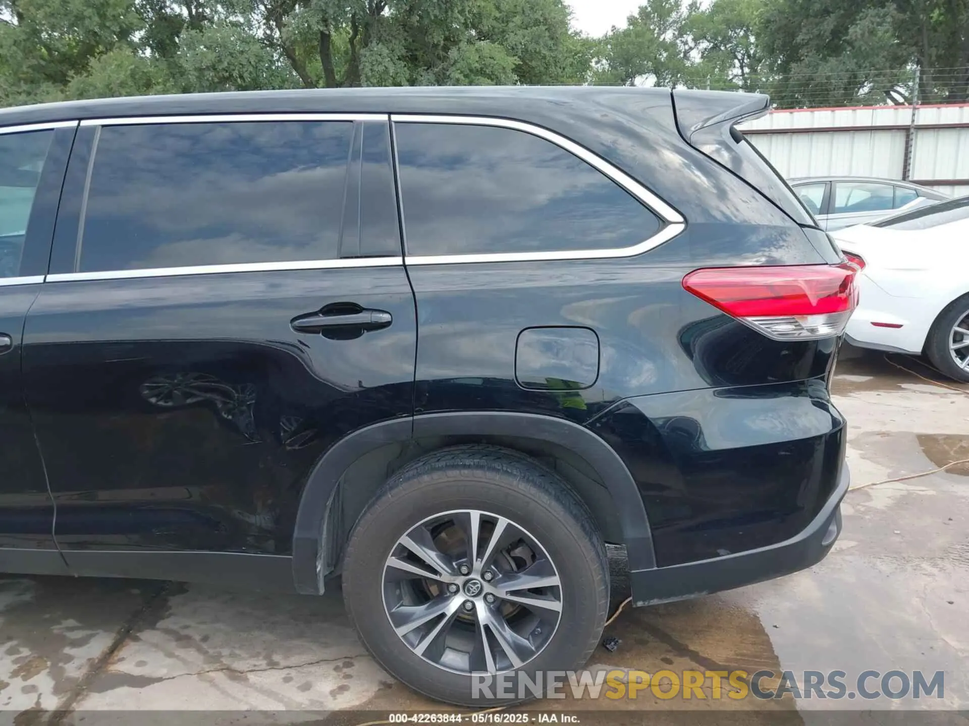 21 Photograph of a damaged car 5TDZARFH6KS055901 TOYOTA HIGHLANDER 2019