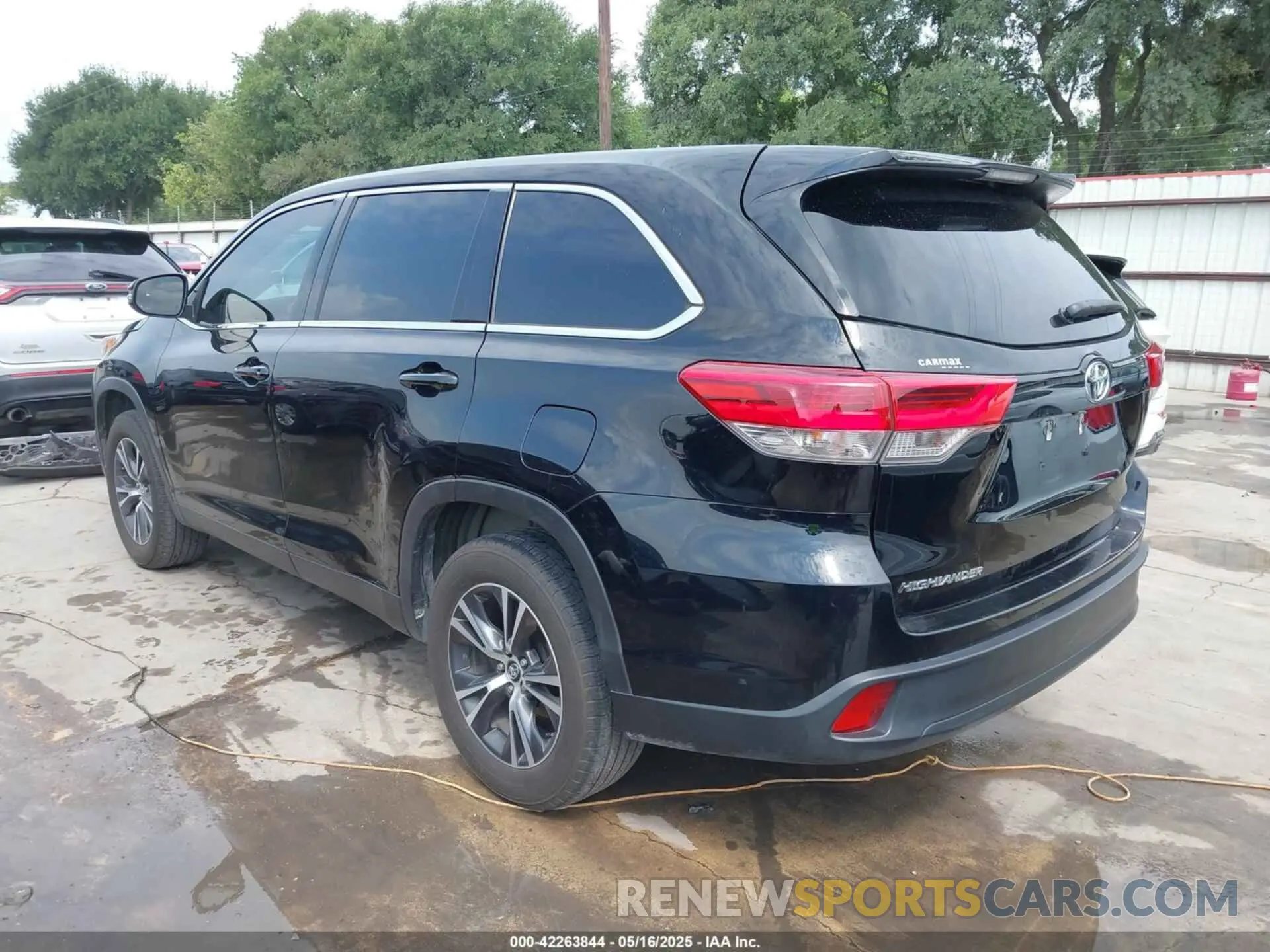 3 Photograph of a damaged car 5TDZARFH6KS055901 TOYOTA HIGHLANDER 2019
