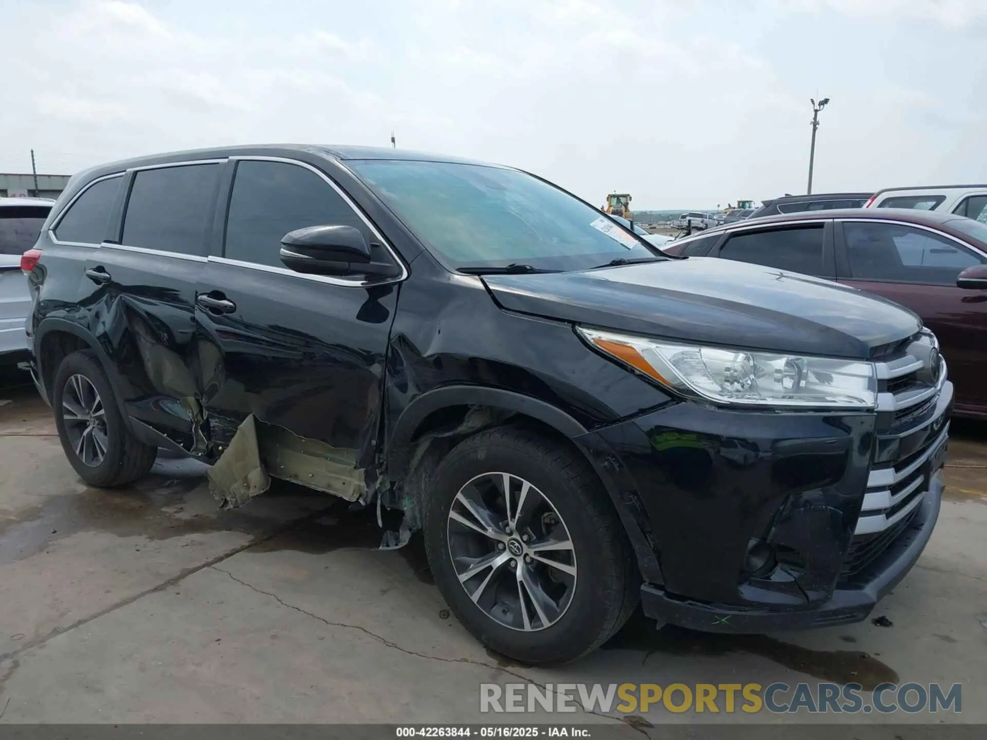 6 Photograph of a damaged car 5TDZARFH6KS055901 TOYOTA HIGHLANDER 2019