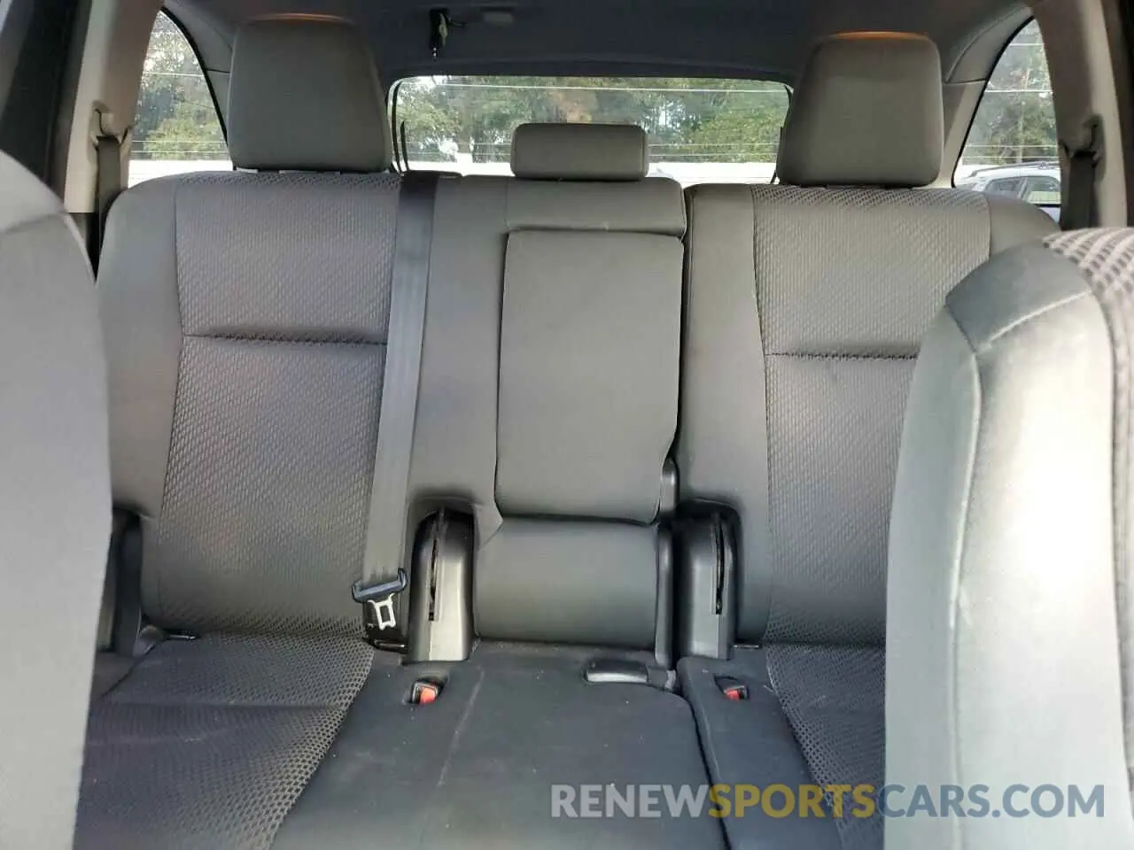 10 Photograph of a damaged car 5TDZARFH7KS041988 TOYOTA HIGHLANDER 2019