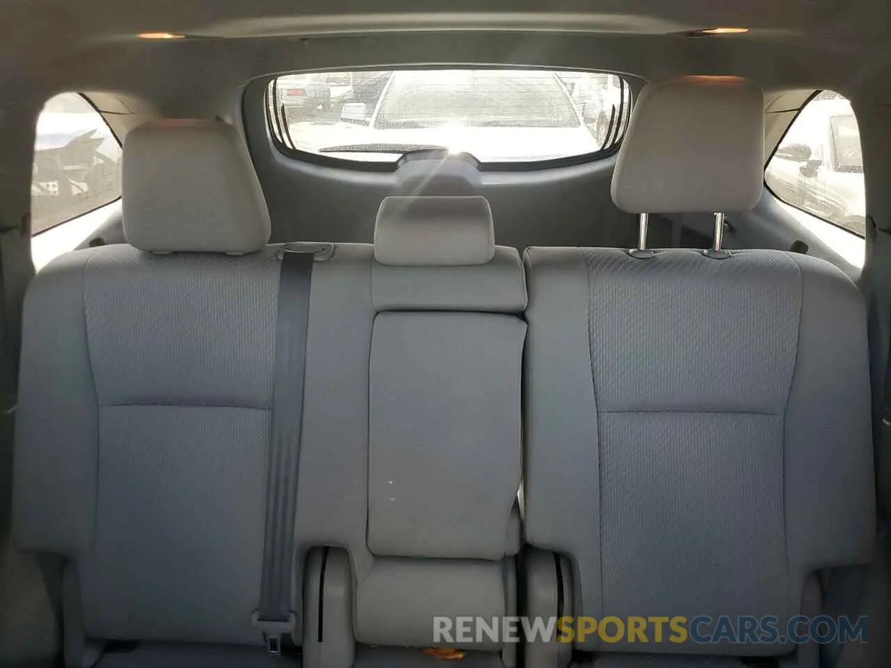 10 Photograph of a damaged car 5TDZARFH7KS044258 TOYOTA HIGHLANDER 2019