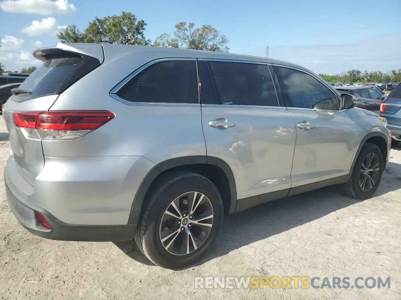 3 Photograph of a damaged car 5TDZARFH7KS044258 TOYOTA HIGHLANDER 2019