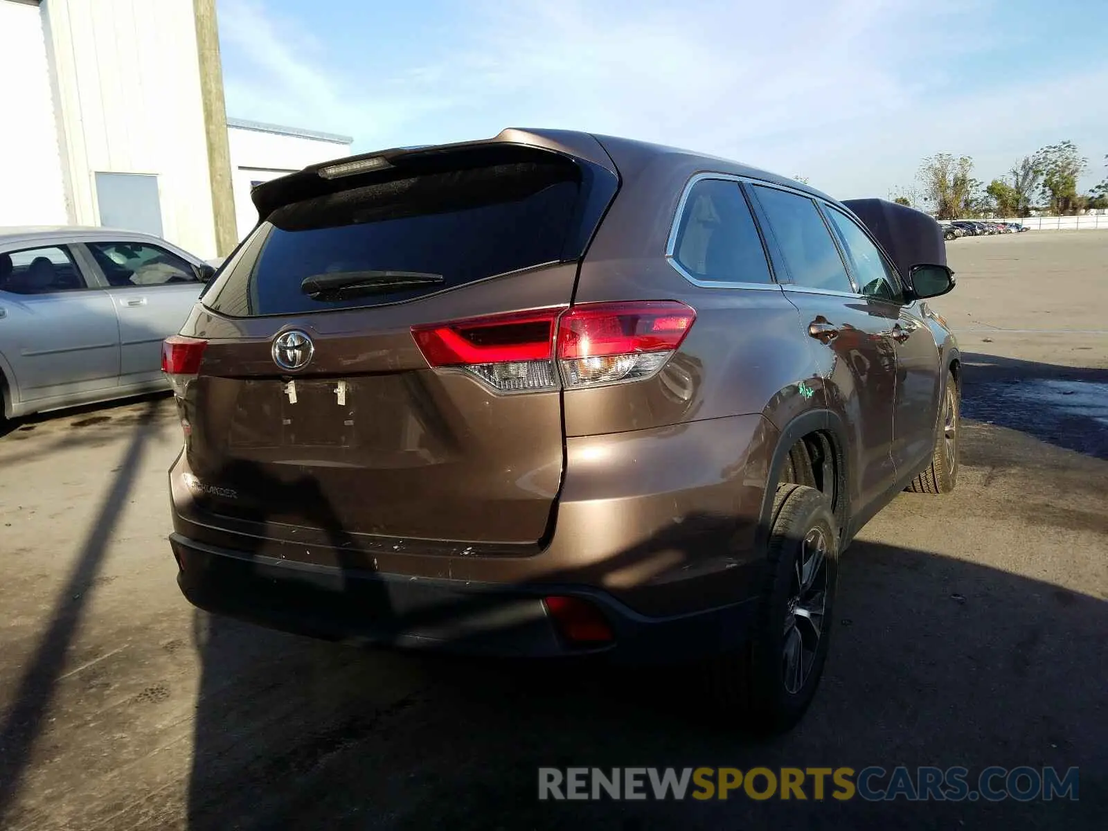 4 Photograph of a damaged car 5TDZARFH7KS044597 TOYOTA HIGHLANDER 2019