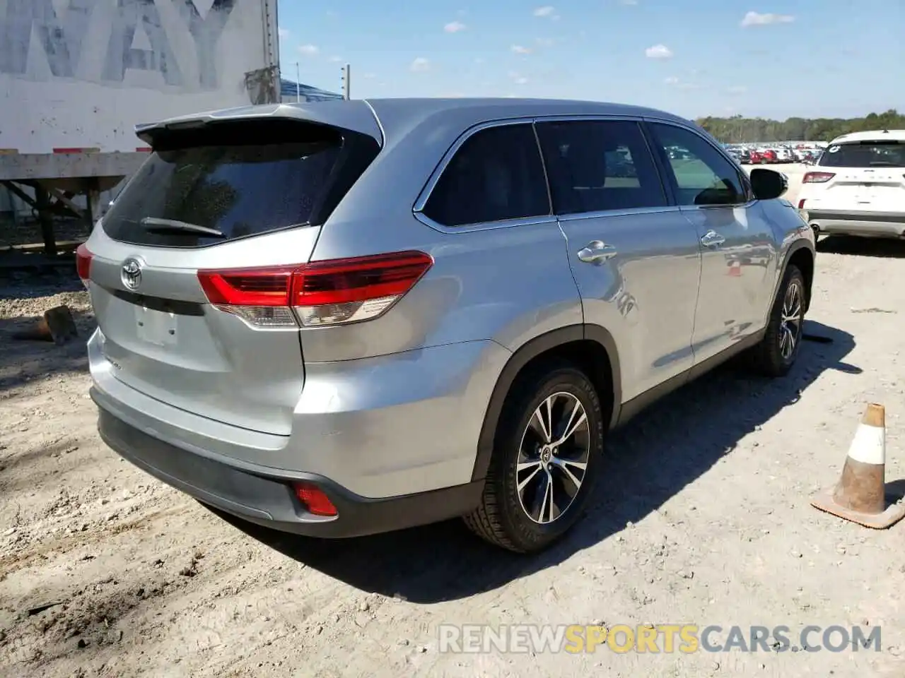 4 Photograph of a damaged car 5TDZARFH7KS044681 TOYOTA HIGHLANDER 2019