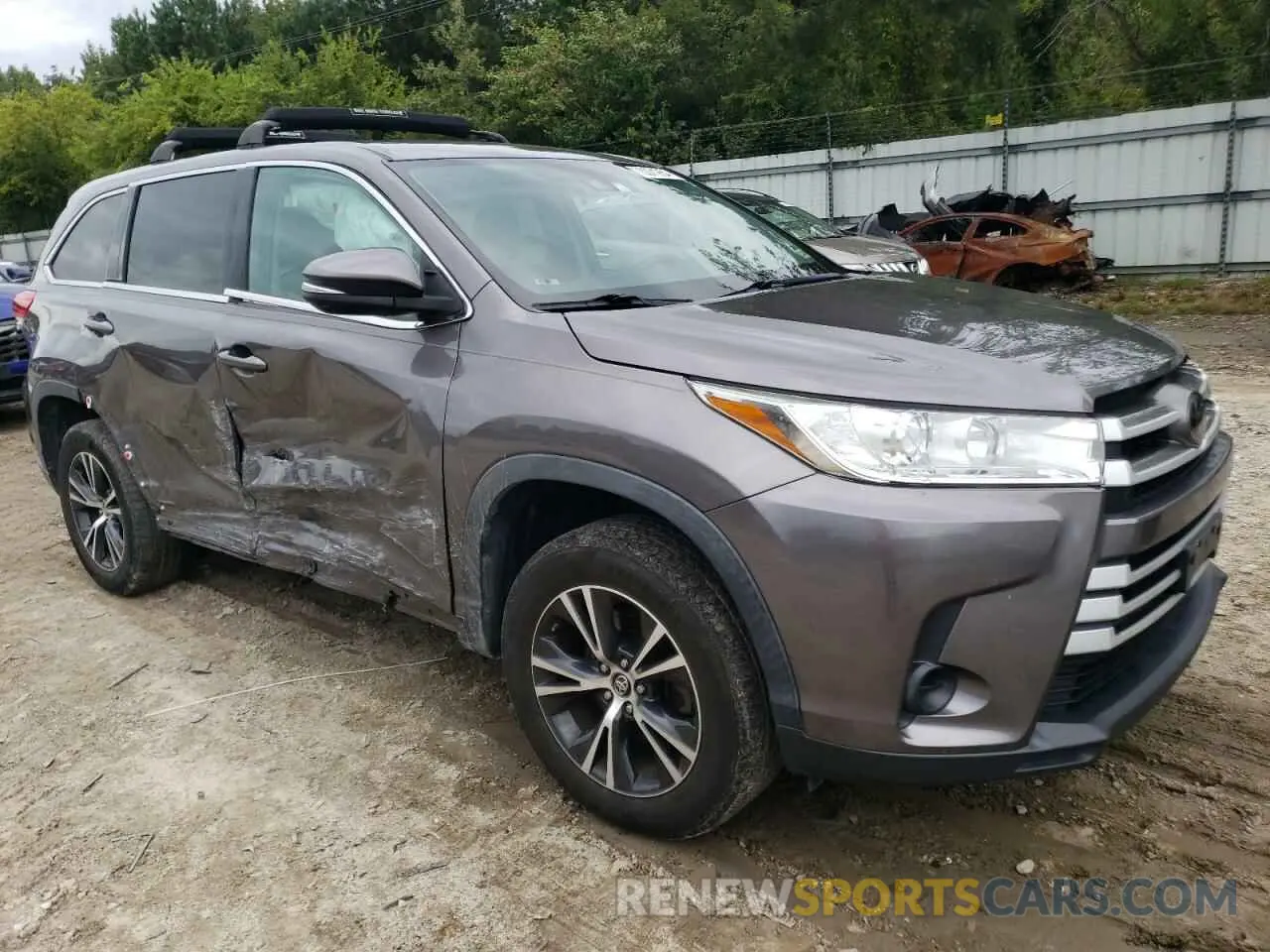 4 Photograph of a damaged car 5TDZARFH7KS049069 TOYOTA HIGHLANDER 2019