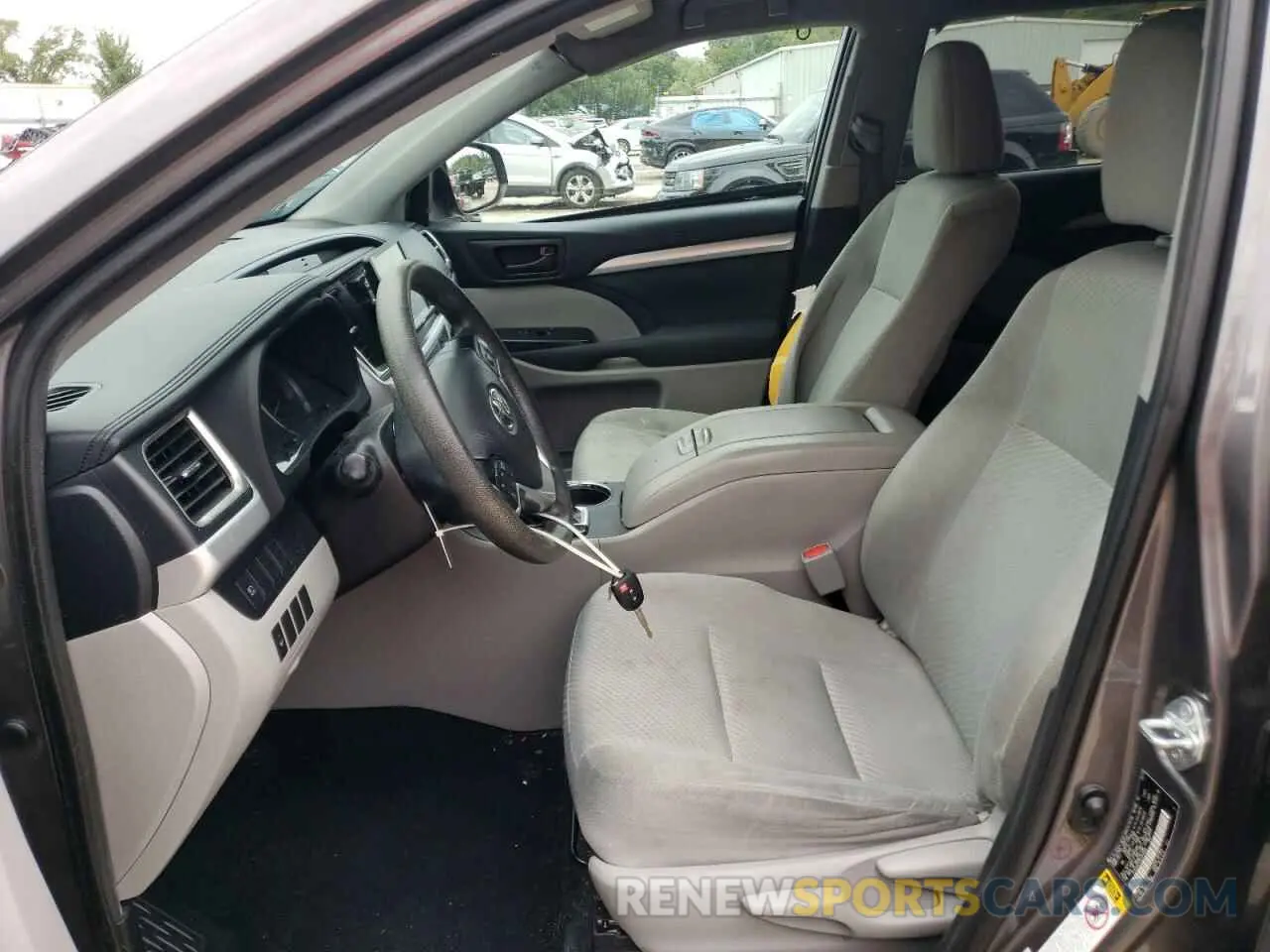 7 Photograph of a damaged car 5TDZARFH7KS049069 TOYOTA HIGHLANDER 2019